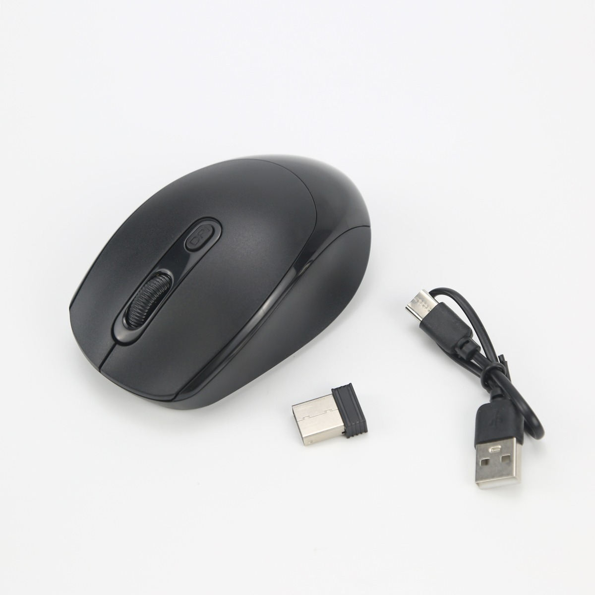 Czarna mysz komputerowa z kółkiem, odbiornikiem USB i kablem ładującym na białym tle.