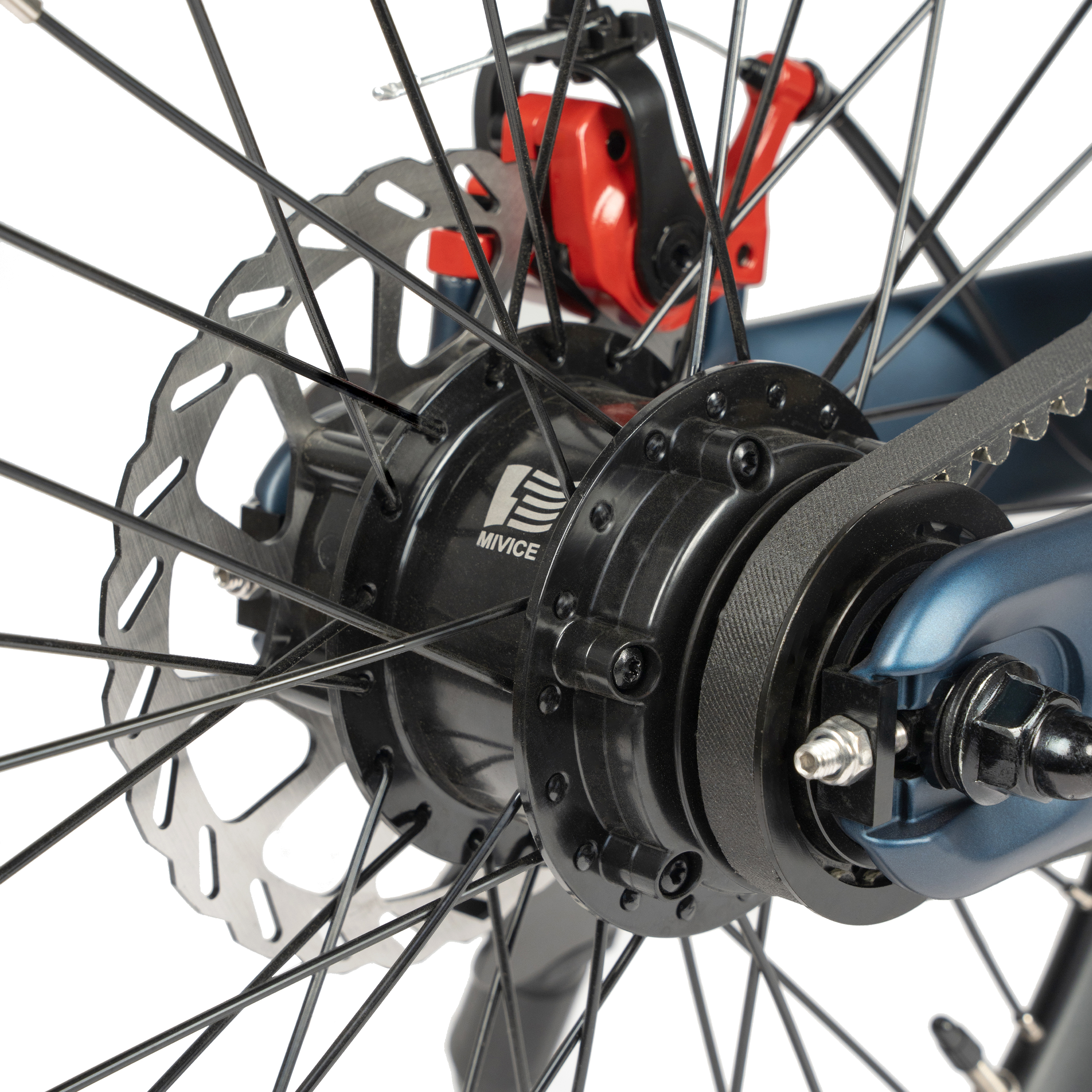 Primer plano del buje de bicicleta con radios, disco de freno, correa y pinza roja.