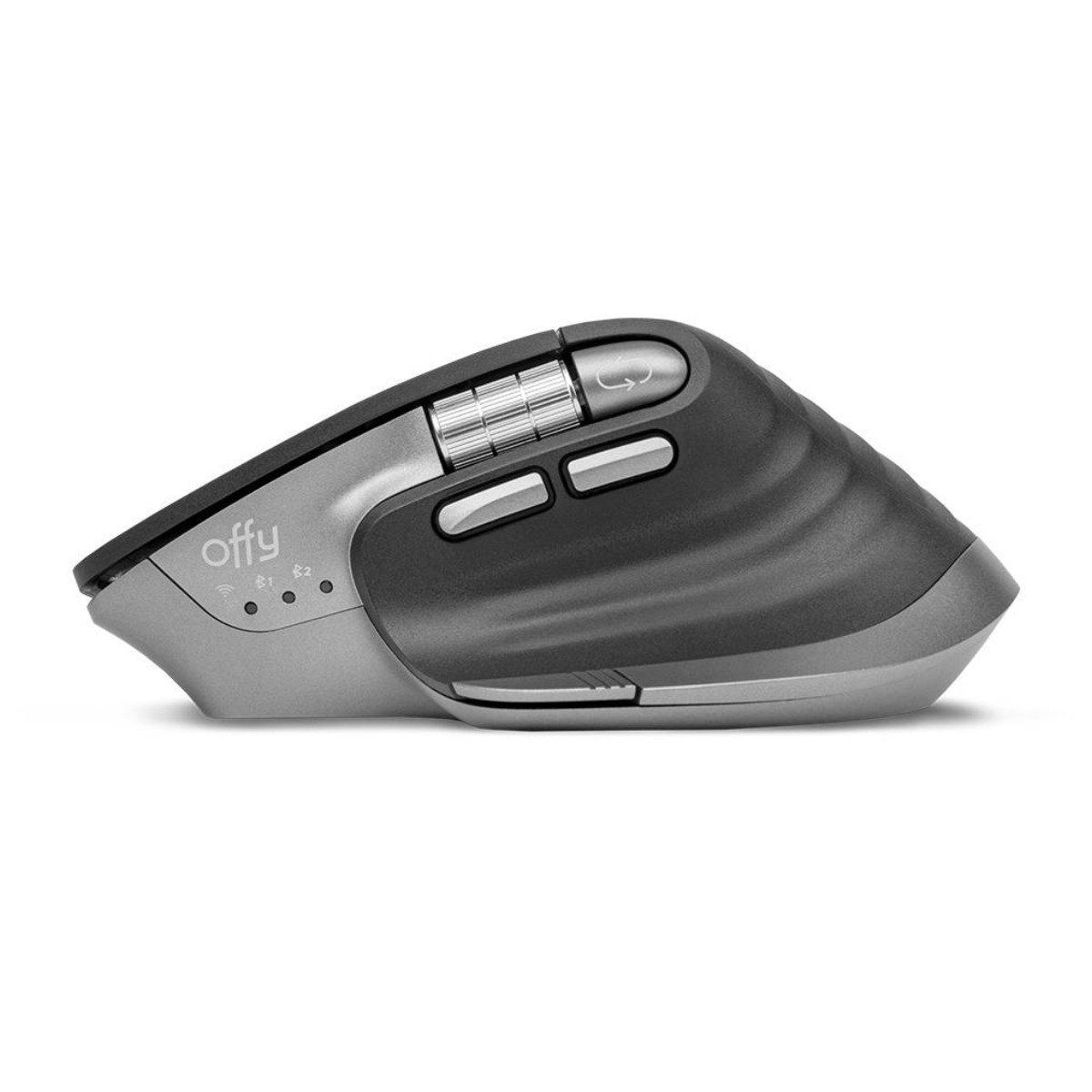 Un mouse per computer grigio e nero con rotellina di scorrimento e pulsanti su sfondo bianco.