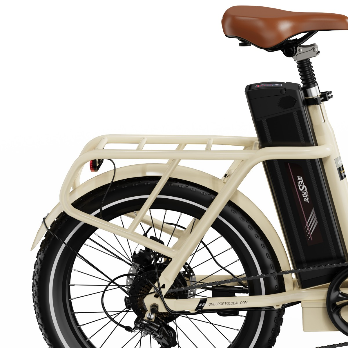 Kremowa rama roweru elektrycznego z brązowym siodełkiem, czarną baterią i bagażnikiem.