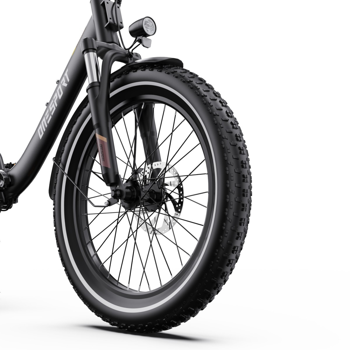 Pneumatico anteriore di e-bike nera con battistrada largo, forcella e faro.