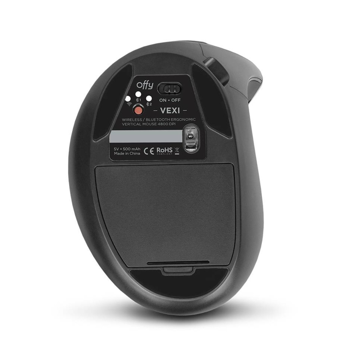 Parte inferiore di un mouse verticale nero con etichette e vano batteria.