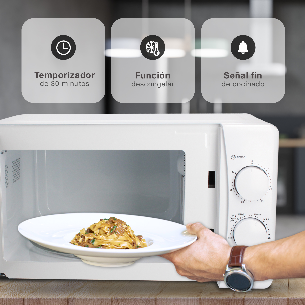 Un hombre pone un plato de pasta en un microondas con tres iconos.