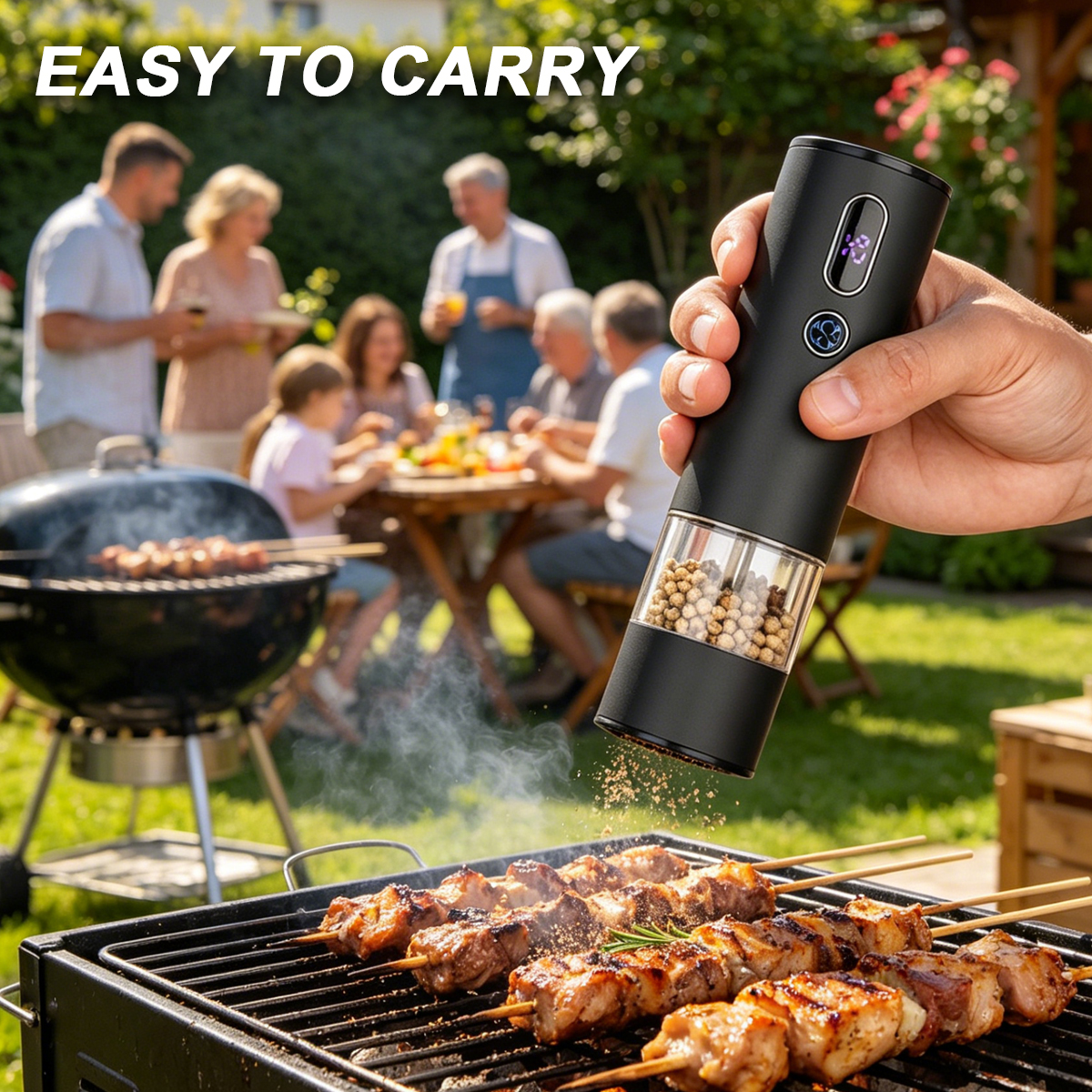 Ein Mann würzt Fleischspieße auf einem Grill mit einer elektrischen Pfeffermühle. Familie isst im Hintergrund.