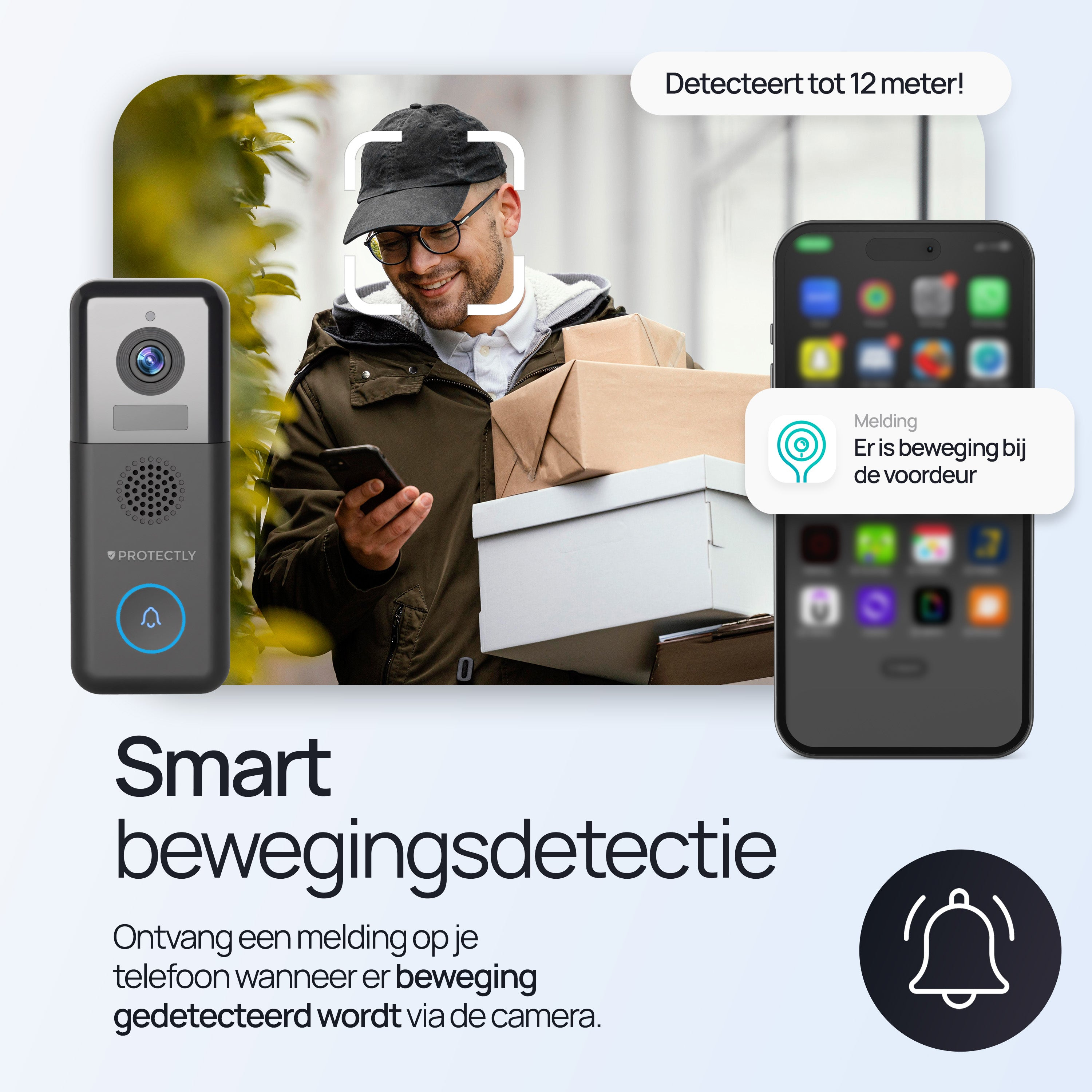Een man met pakketten kijkt op zijn telefoon. Een deurbelcamera is zichtbaar.