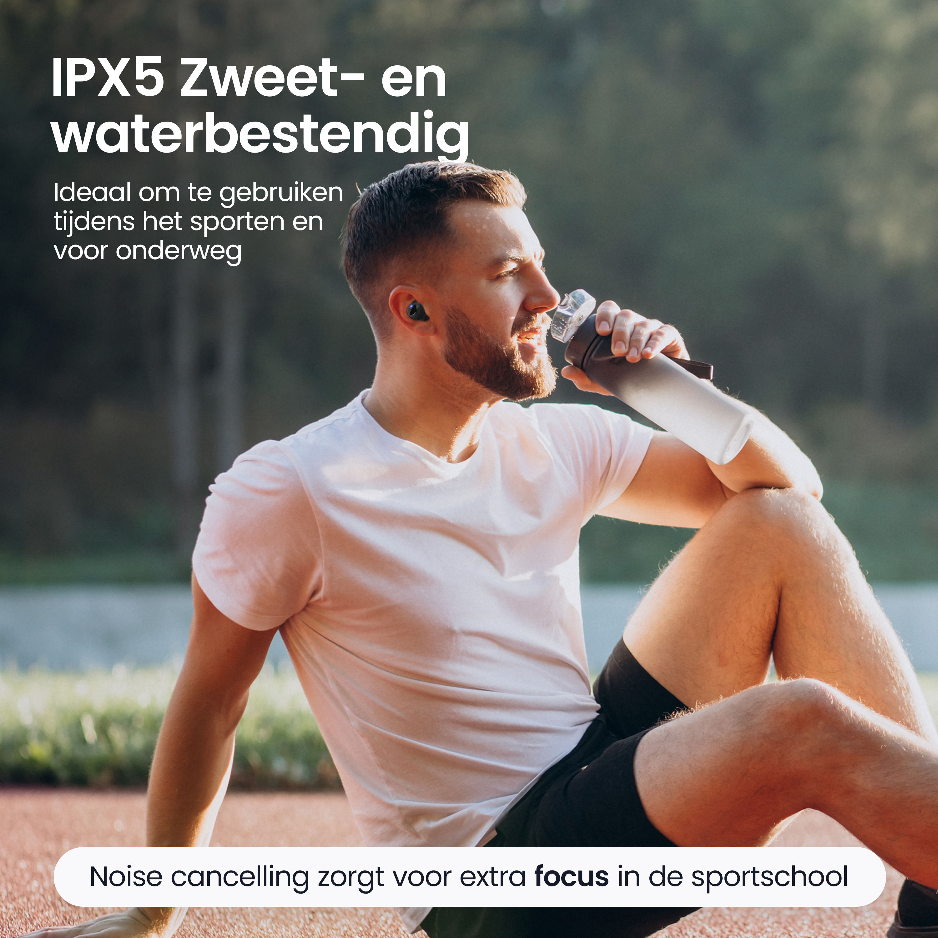 Man drinkt uit fles, draagt oordopjes, zit buiten.