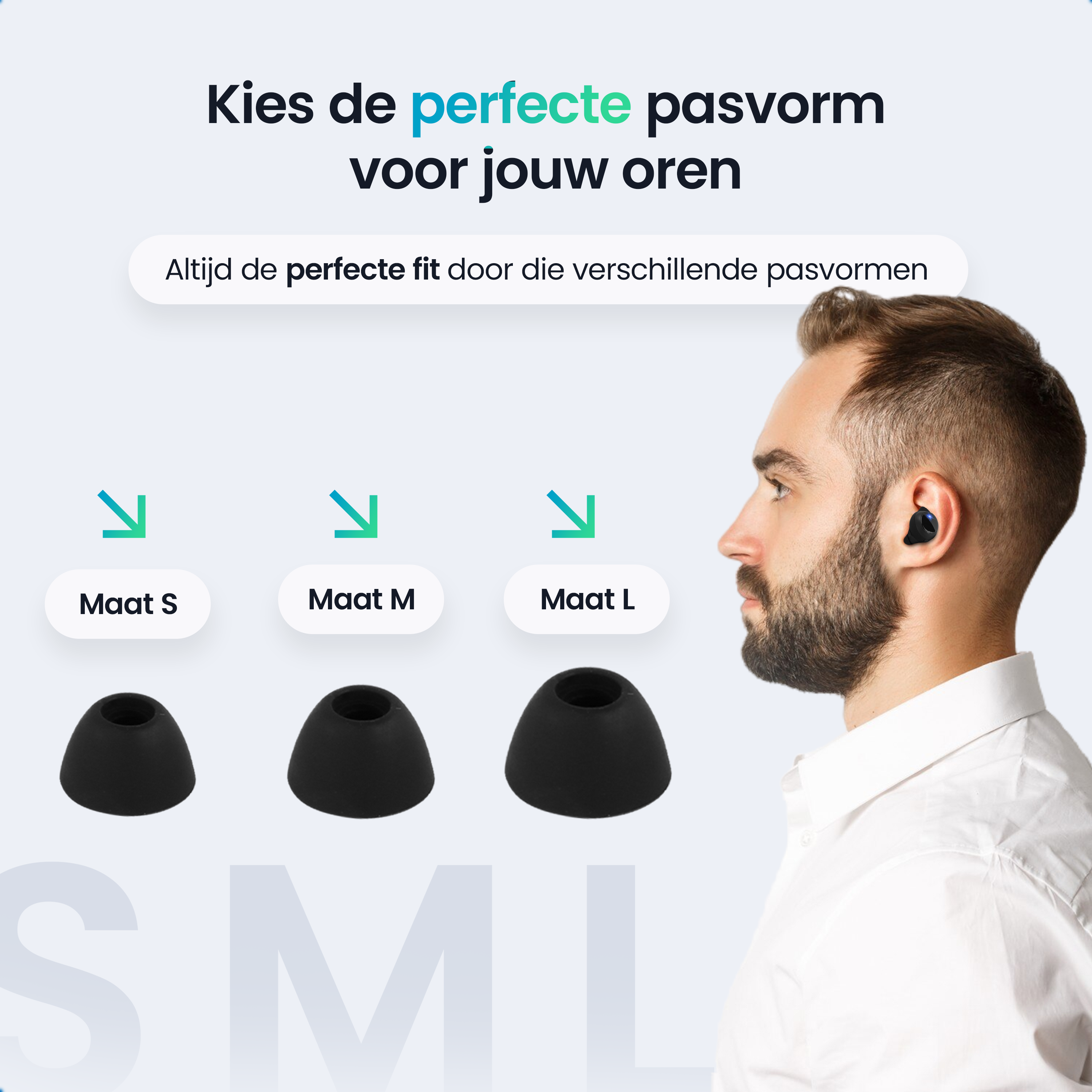 Een man met een oordopje in zijn oor, naast drie verschillende maten oordopjes.