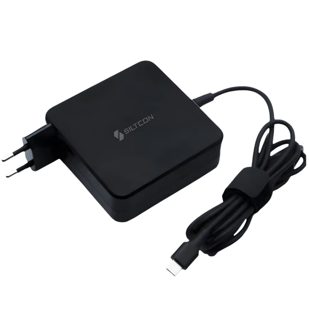 Zwarte stroomadapter met Silcon-logo en USB-C-kabel op witte achtergrond.
