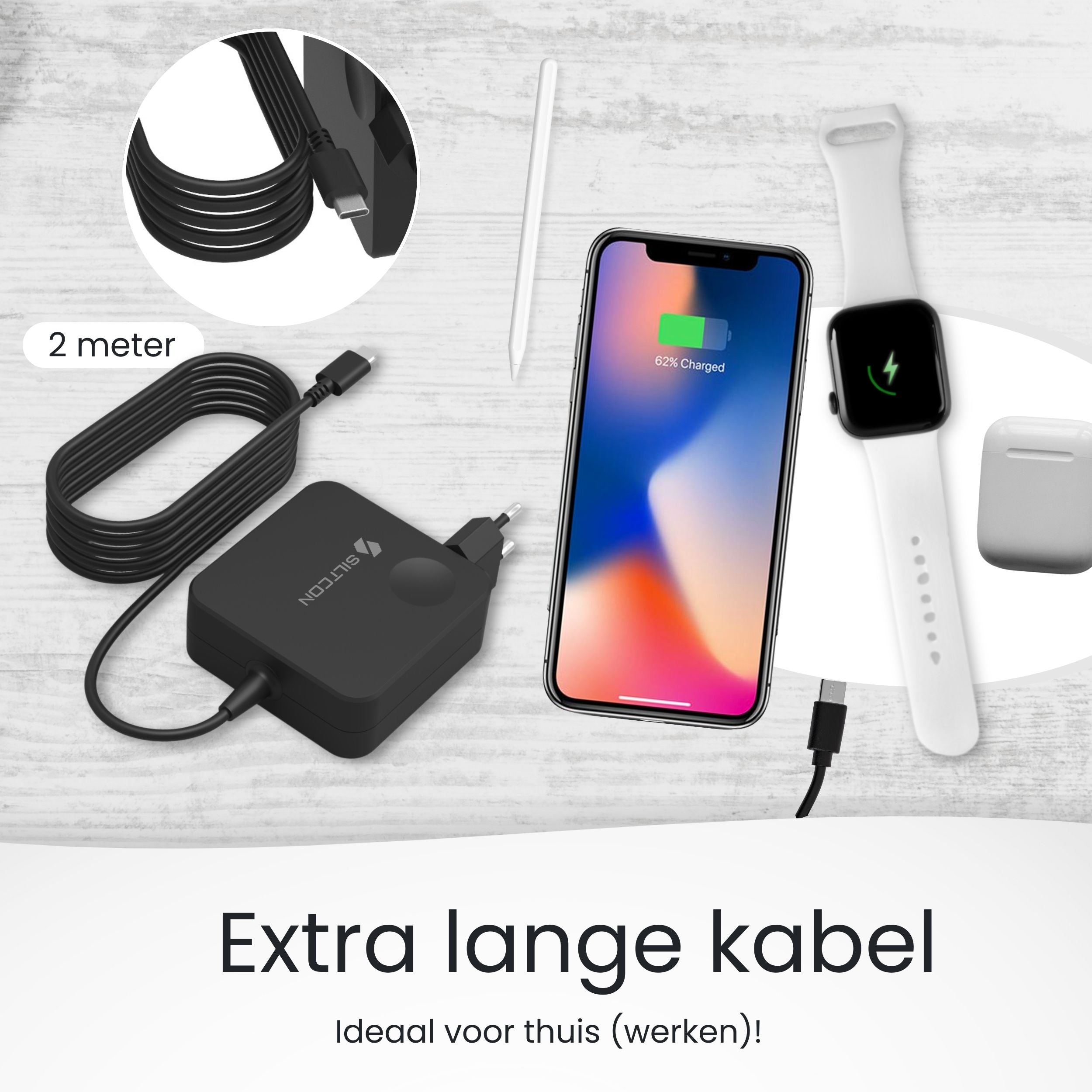 Zwarte oplaadkabel, stroomadapter, smartphone, smartwatch, oordopjes op houten ondergrond.