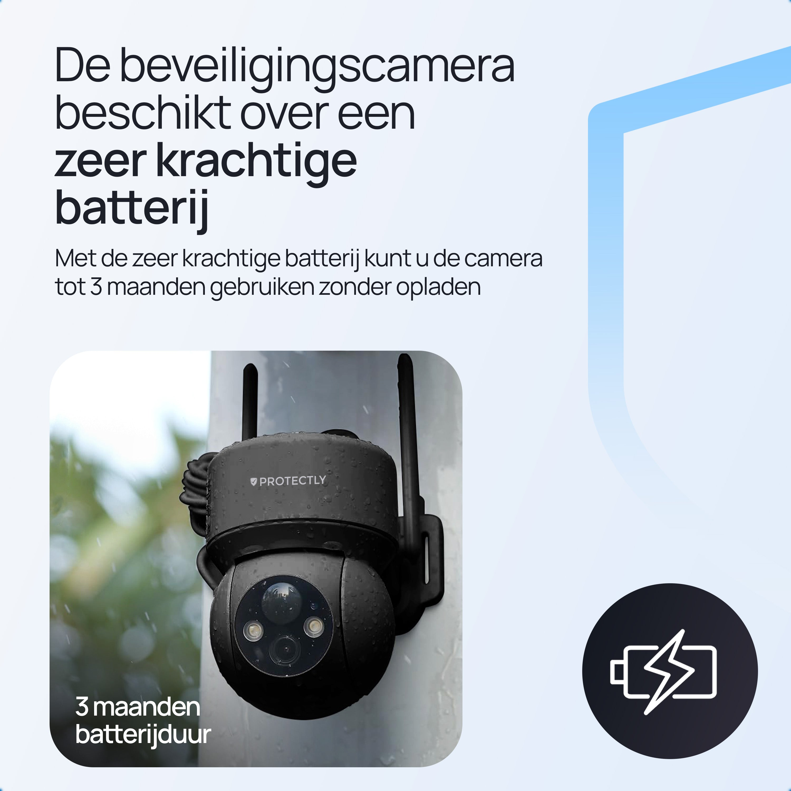 Zwarte beveiligingscamera met lange batterijduur, gemonteerd op een paal in de regen.