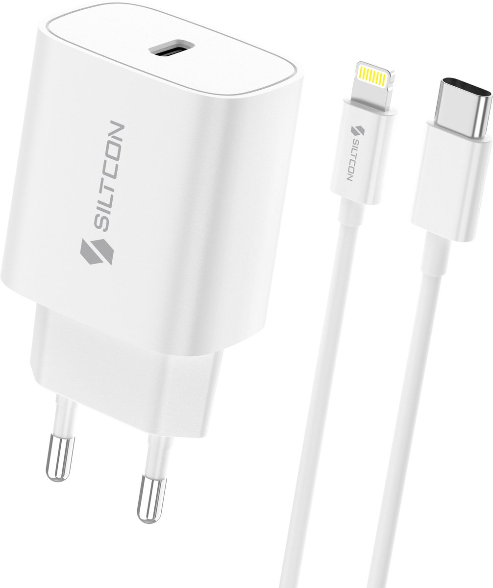 Witte USB-C oplader en twee witte oplaadkabels met USB-C en Lightning connectoren.