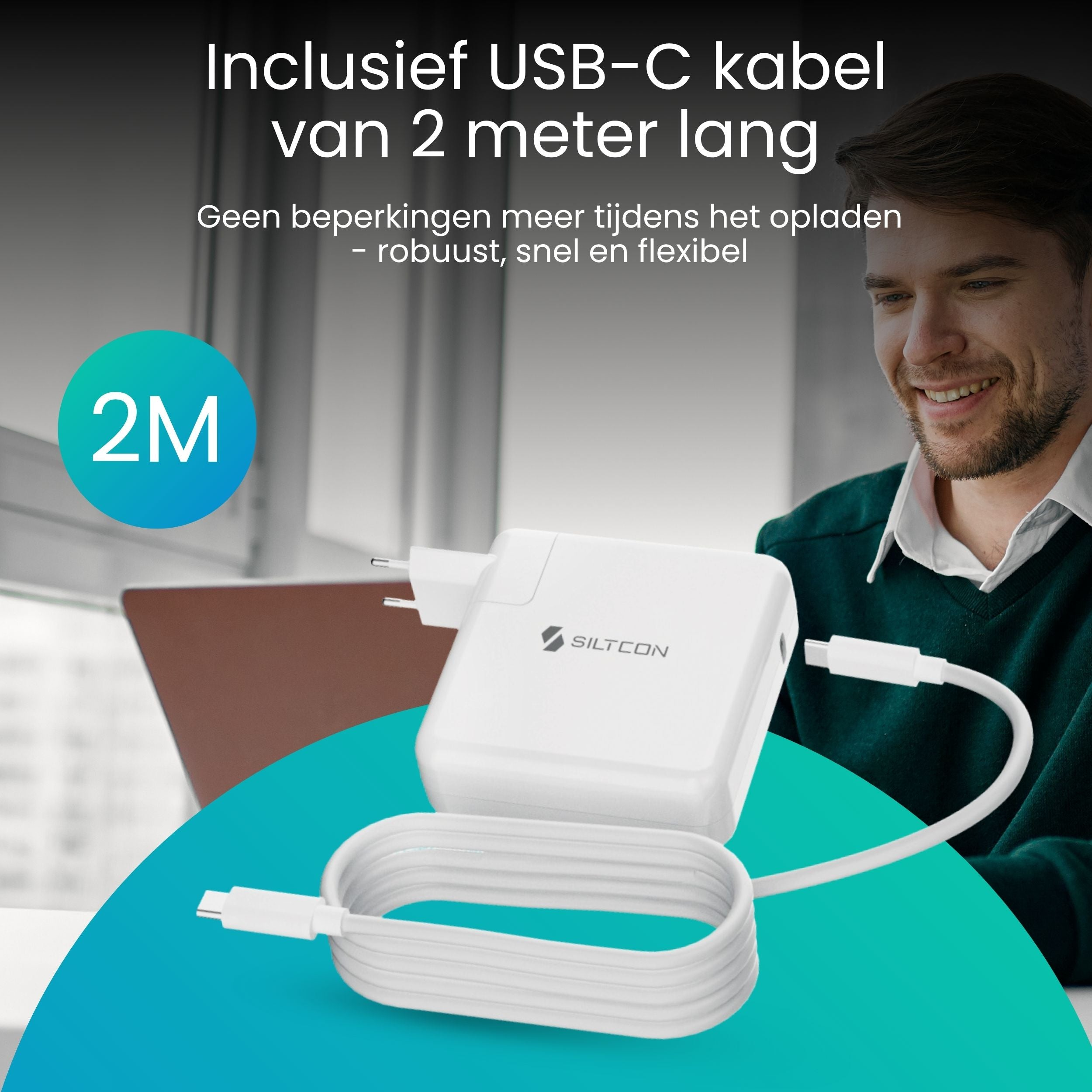 Witte USB-C adapter met kabel, 2M oplaadkabel, man op achtergrond.