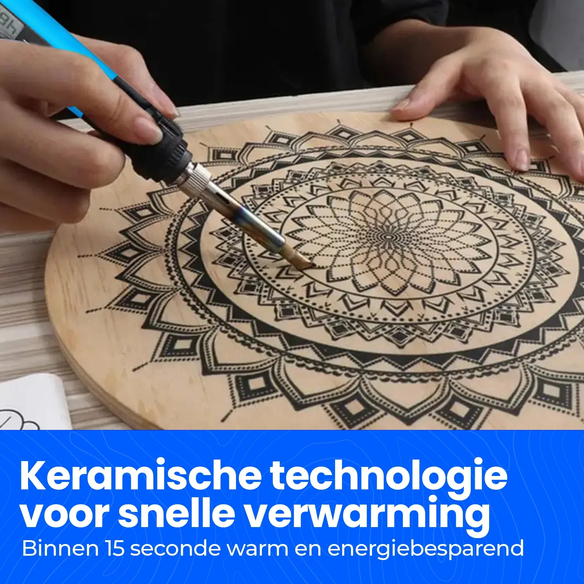 Persoon brandt mandala op hout met heet gereedschap.