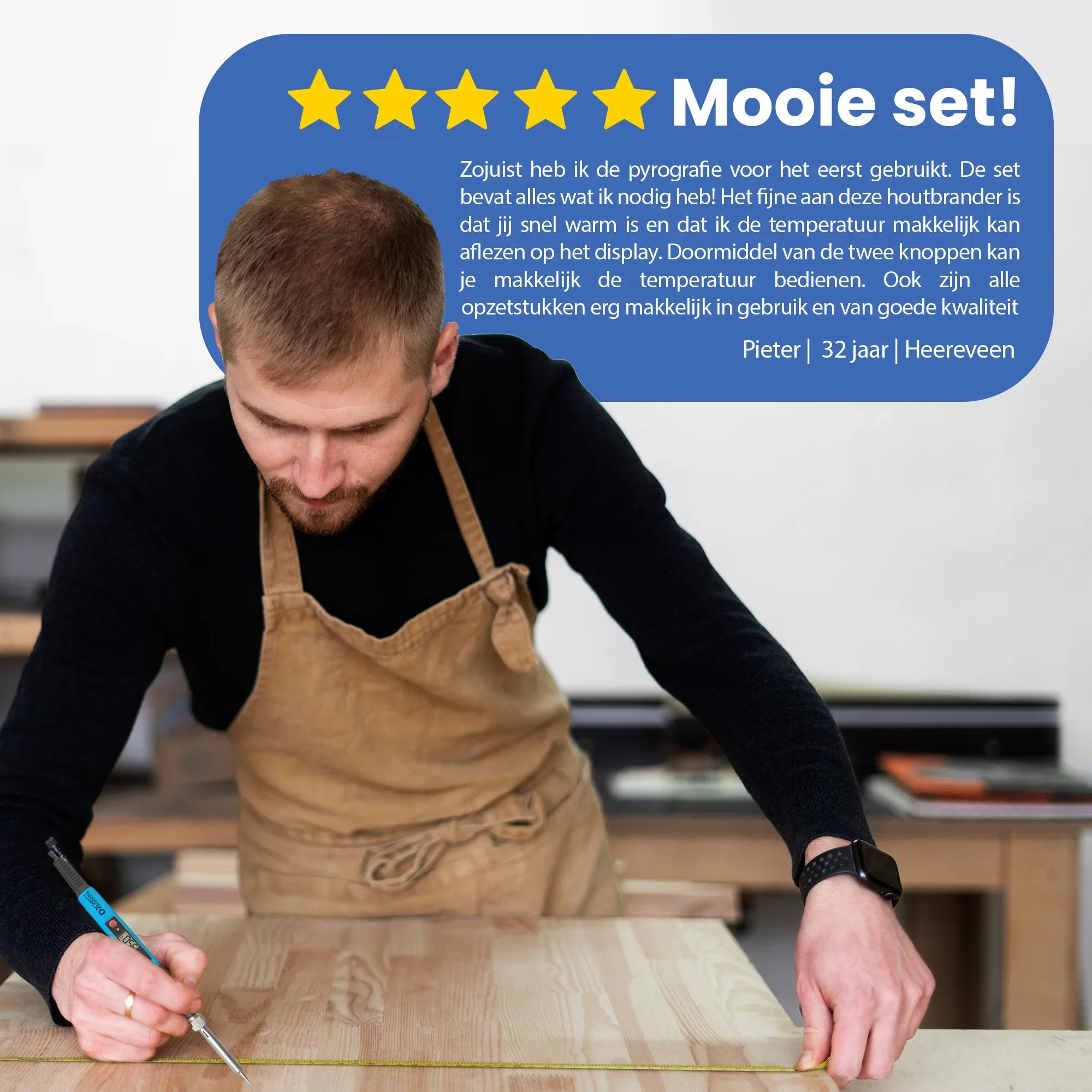 Man met schort meet hout met een pyrografie-apparaat.