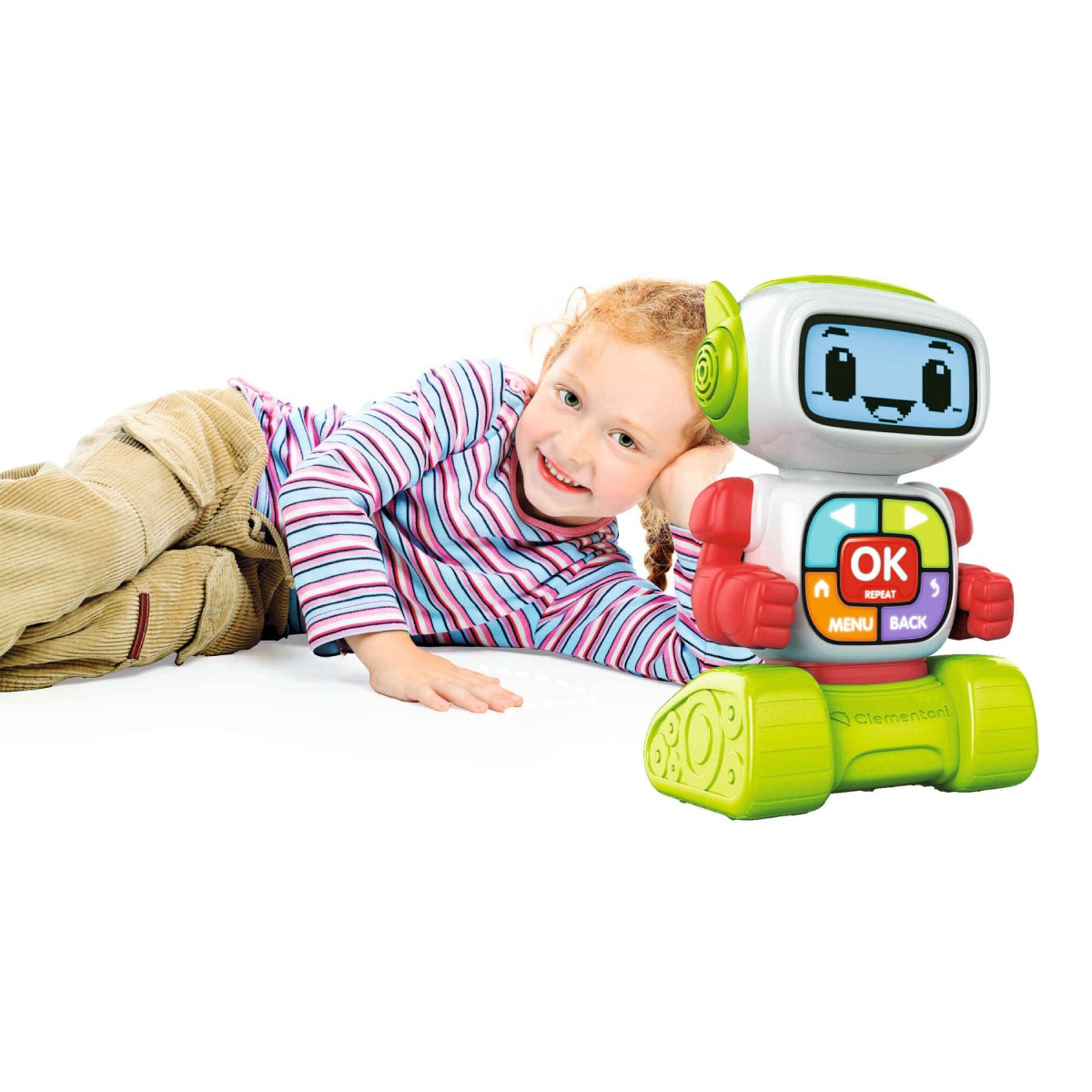 Una bambina giace accanto a un robot giocattolo su sfondo bianco.
