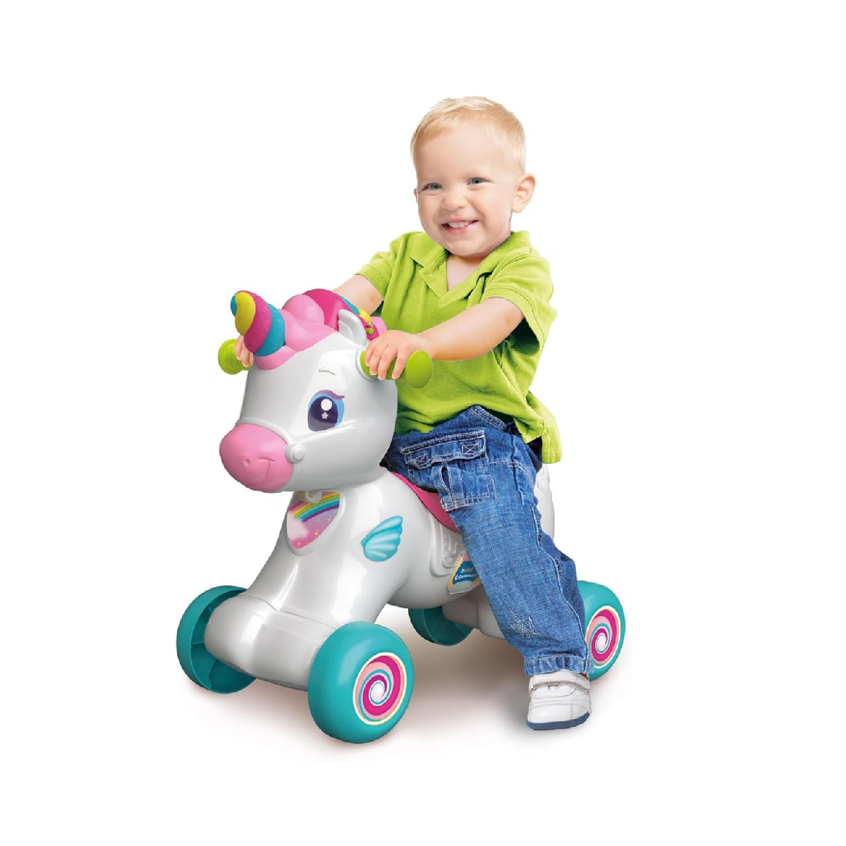 Un bimbo in jeans e camicia verde cavalca un unicorno giocattolo bianco con dettagli colorati.