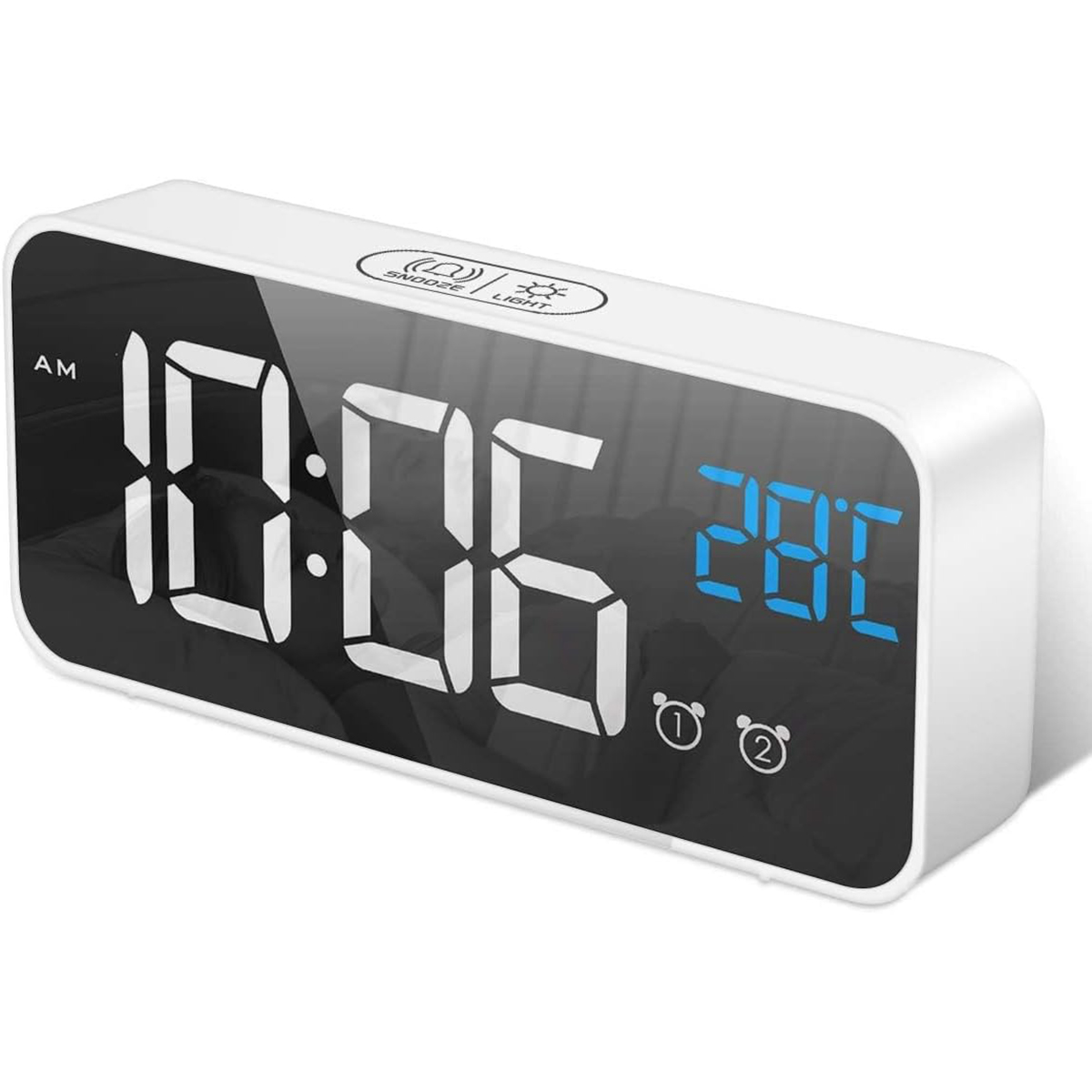 Ein weißer Digitalwecker zeigt 10:06 AM und 28 Grad Celsius an.
