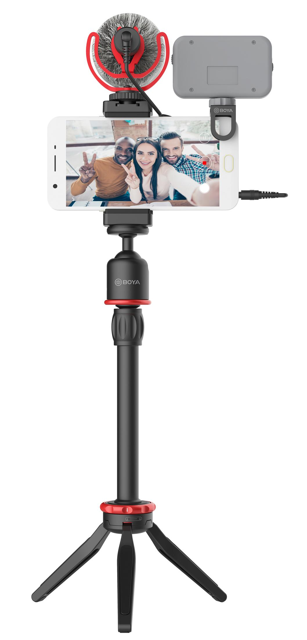 Smartphone con microfono e treppiede per vlog, tre persone sorridenti.