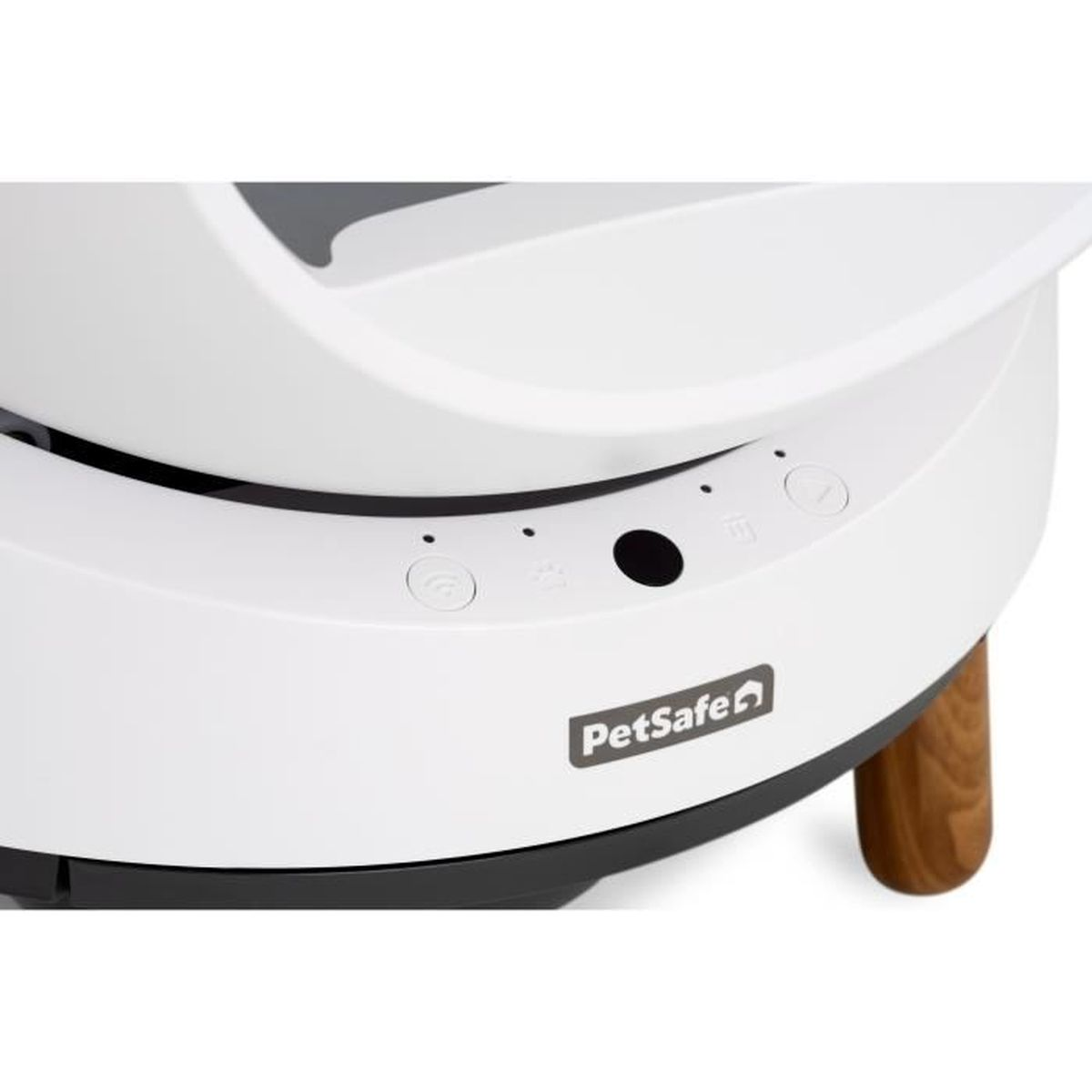 Primo piano di un distributore automatico bianco PetSafe per animali domestici con gambe in legno.