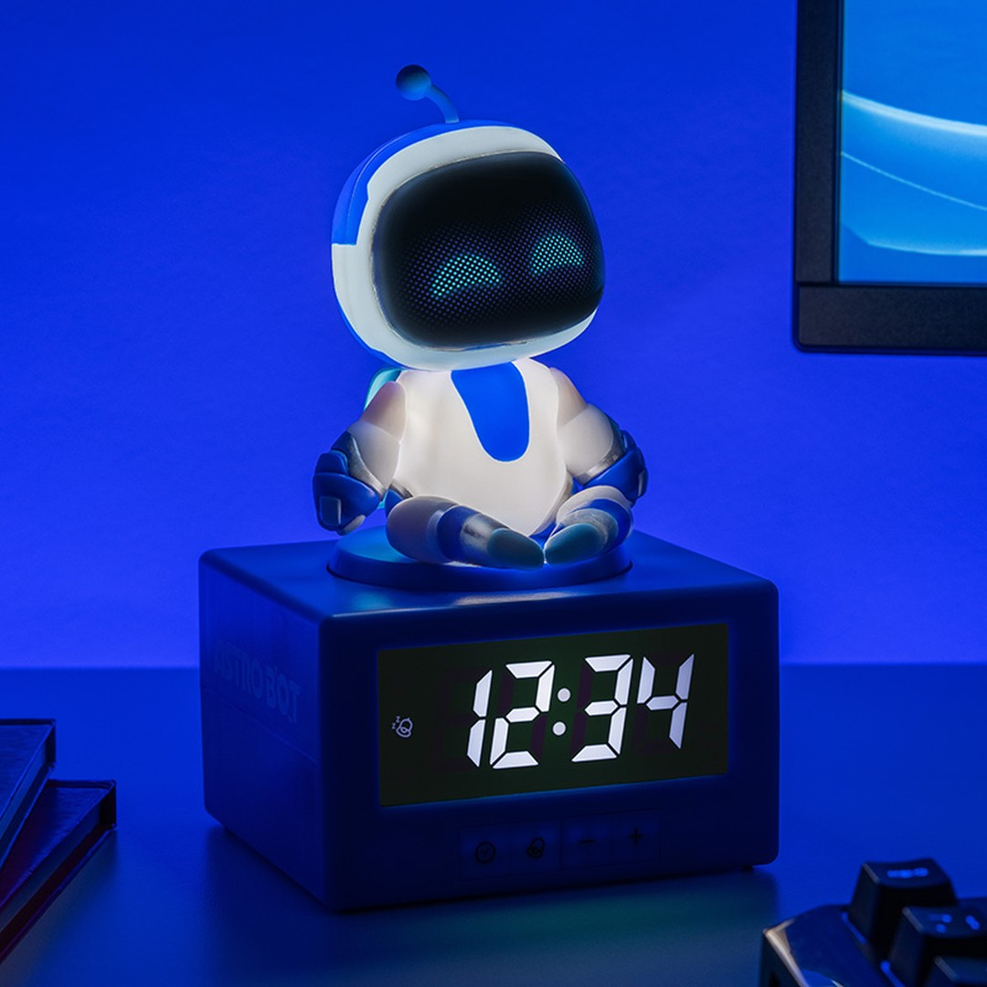 Niebieski robot siedzi na sześcianie z cyfrowym zegarem 12:34.