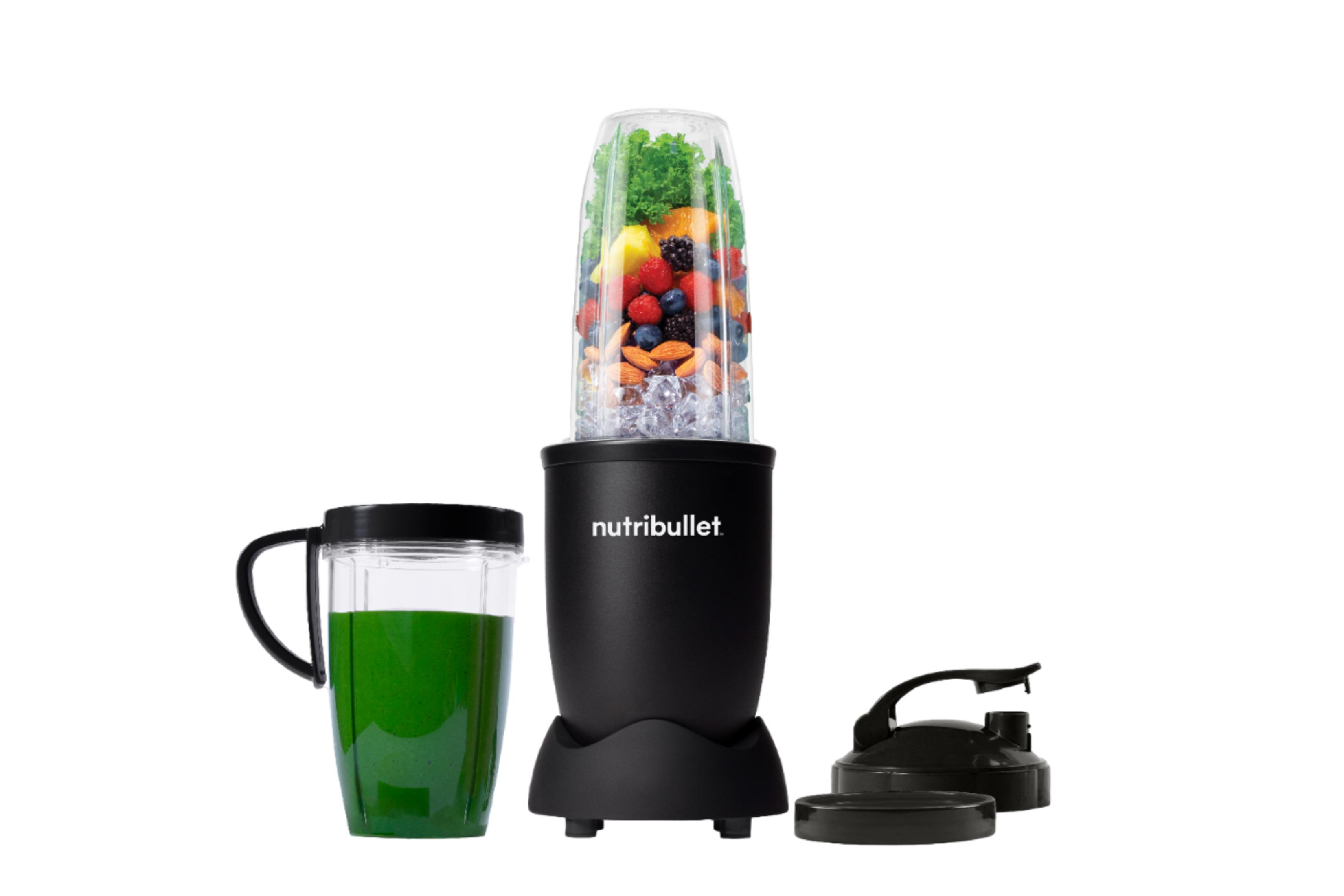 Licuadora Nutribullet negra con vaso de frutas, líquido verde y accesorios.
