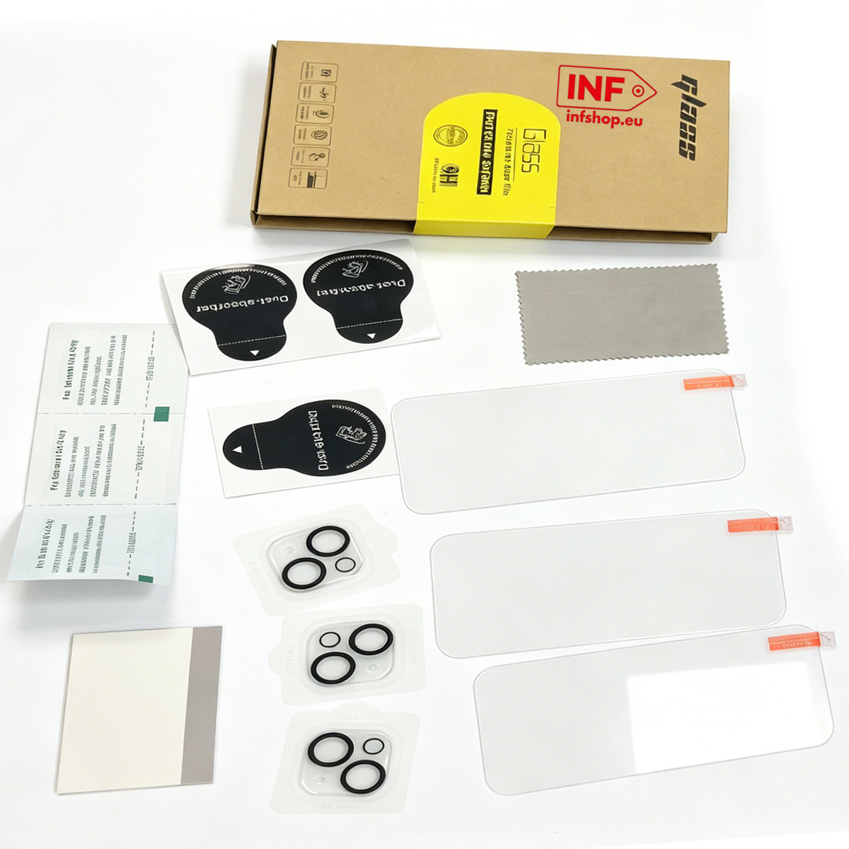 Verpakking met screenprotectors, schoonmaakdoekjes en lenscovers.
