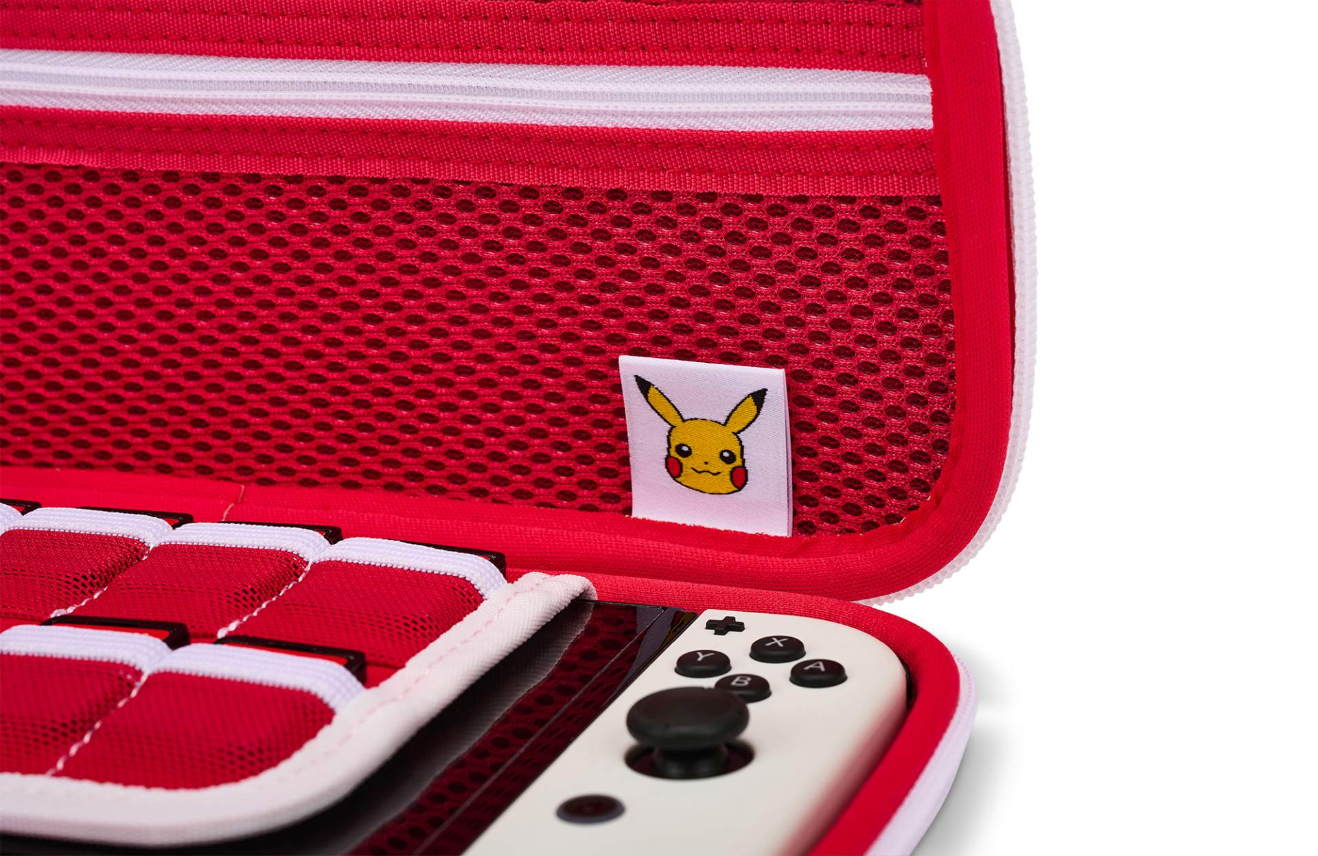 Czerwone etui Nintendo Switch z metką Pikachu, białym kontrolerem i slotami na gry.