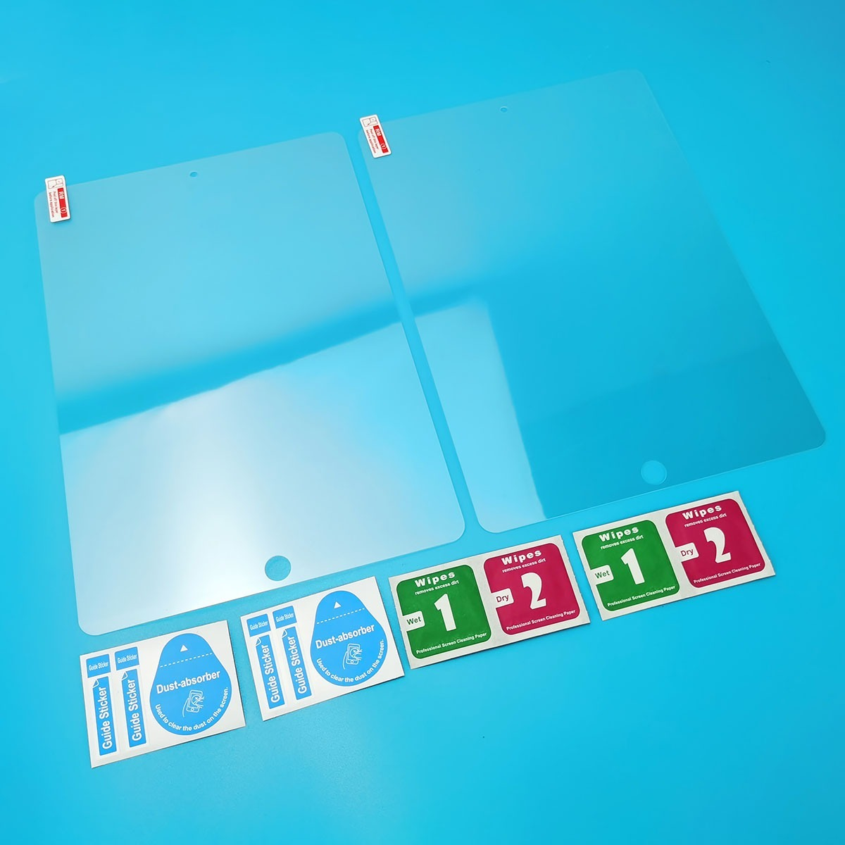 Deux protecteurs d'écran transparents avec lingettes de nettoyage et autocollants guide sur fond bleu.