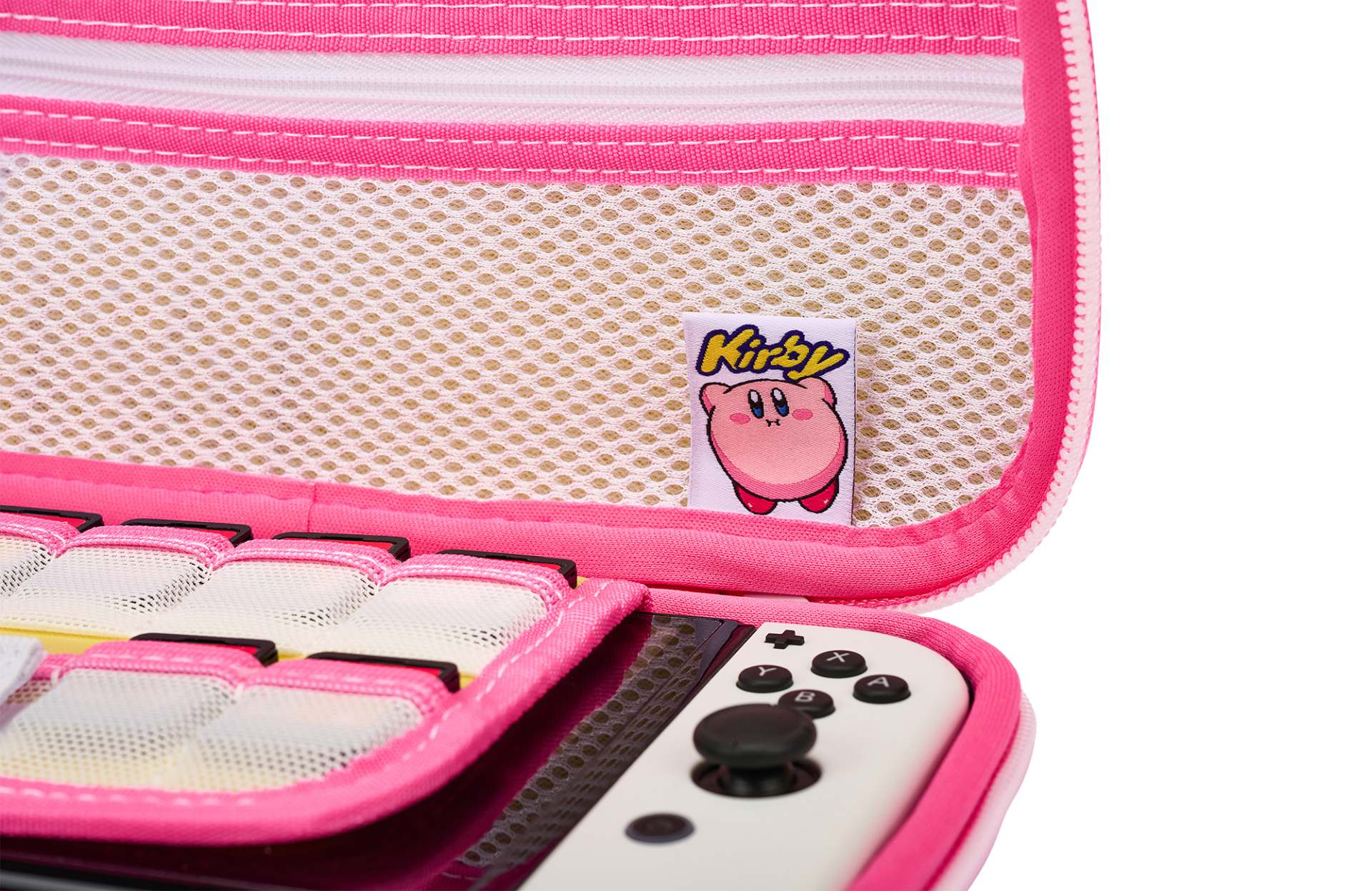 Różowe etui Nintendo Switch z naszywką Kirby i białym kontrolerem.