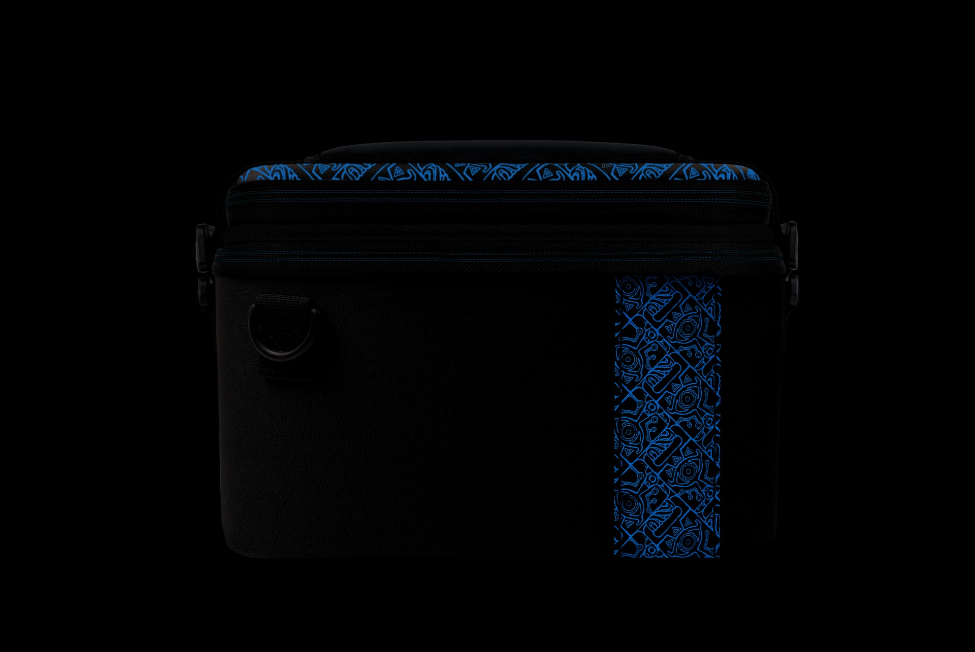 Bolsa negra con patrón tribal azul arriba y al lado.