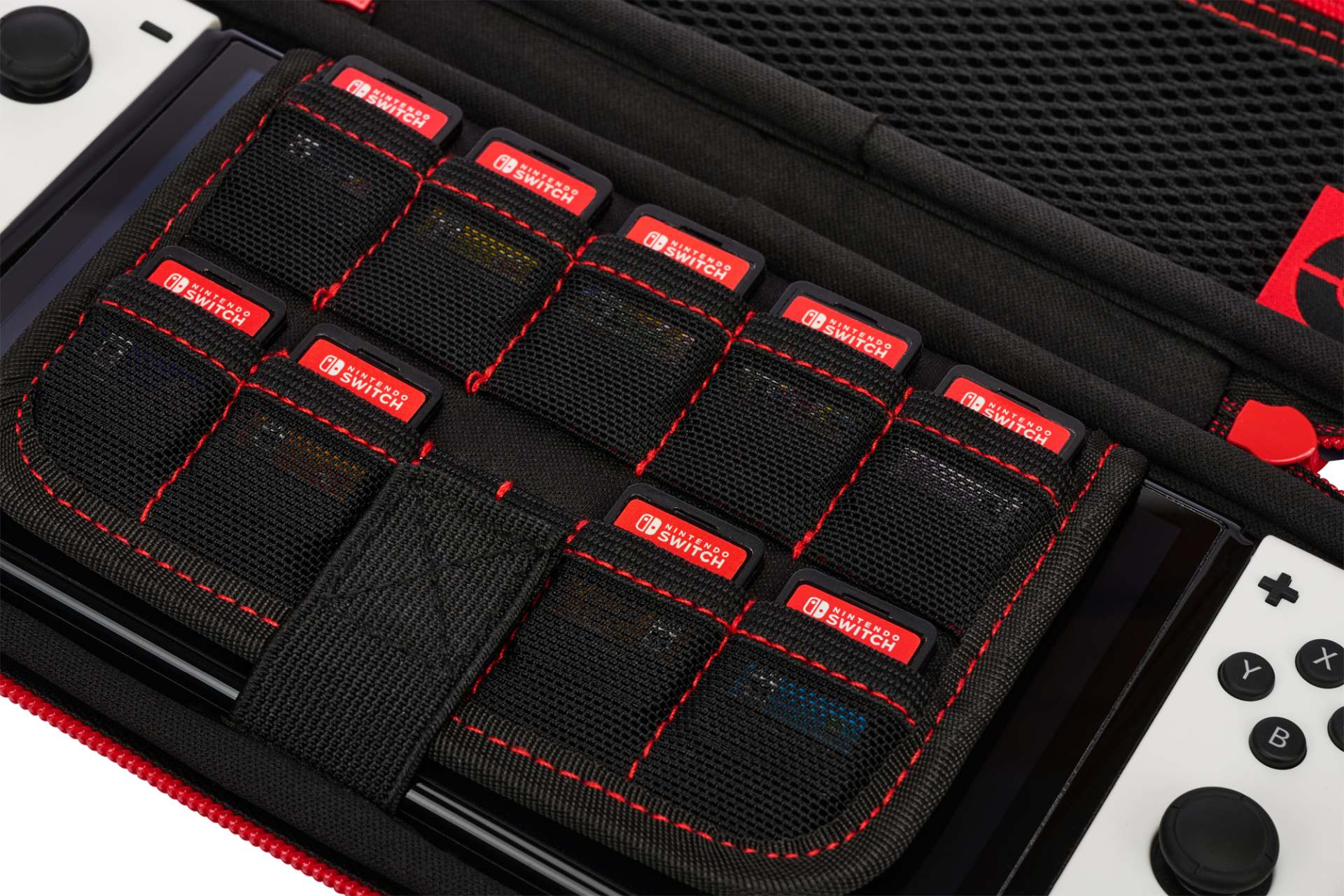 Nintendo Switch Spiele in einer schwarzen Tasche mit roten Nähten.