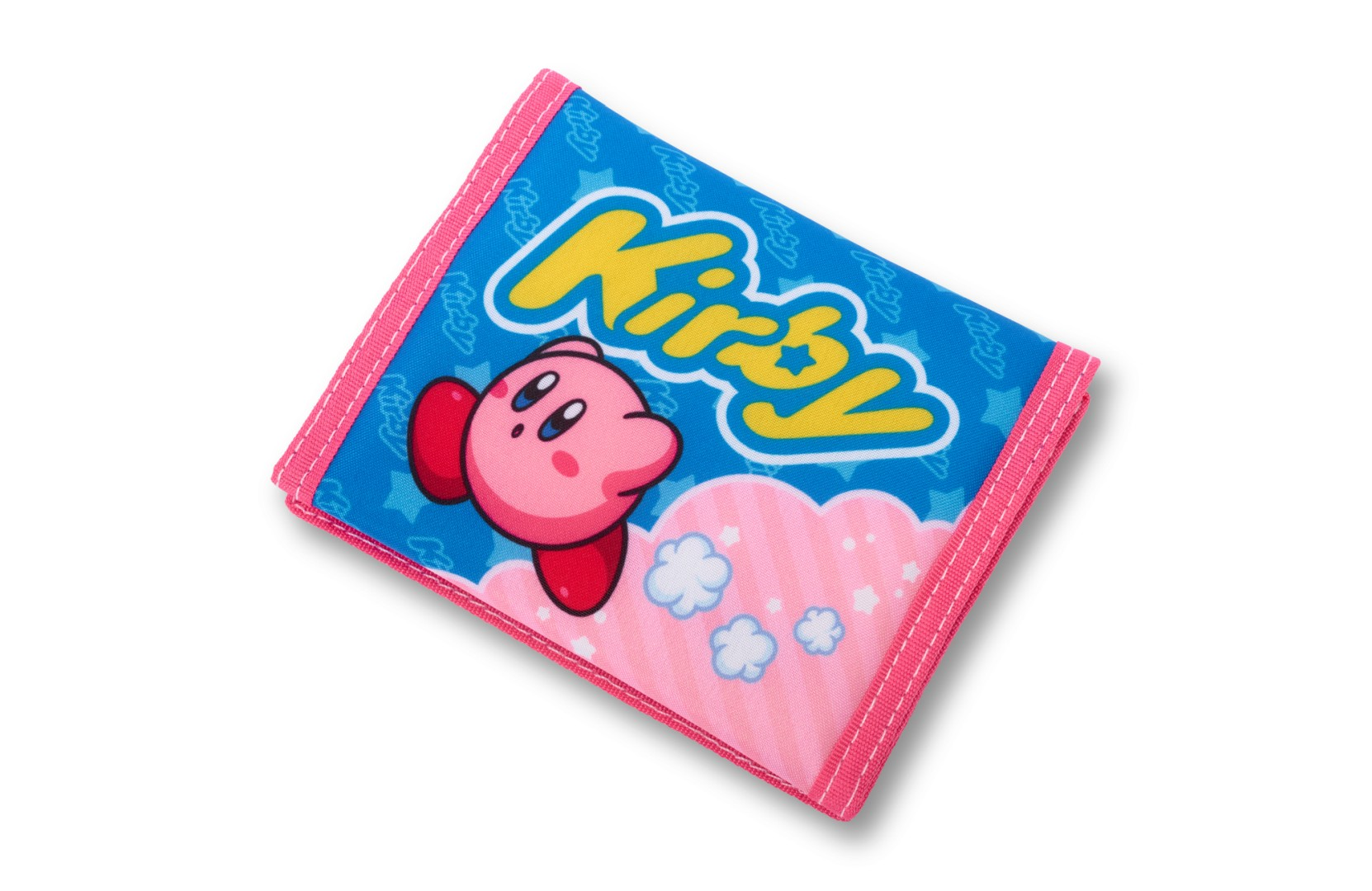 Portfel z twarzą Kirby'ego, żółtym napisem i różowymi chmurami na niebieskim tle.
