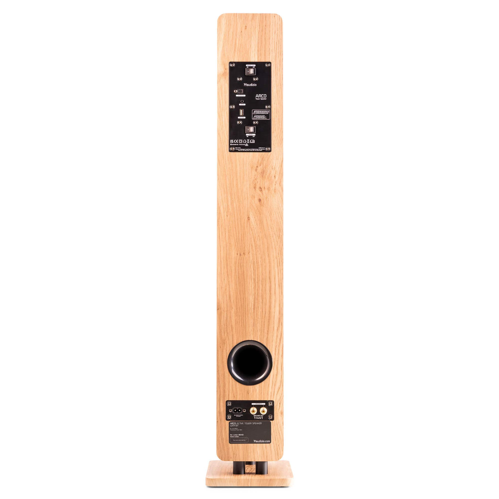 Parte trasera de altavoz de torre de madera con puertos e interruptores.