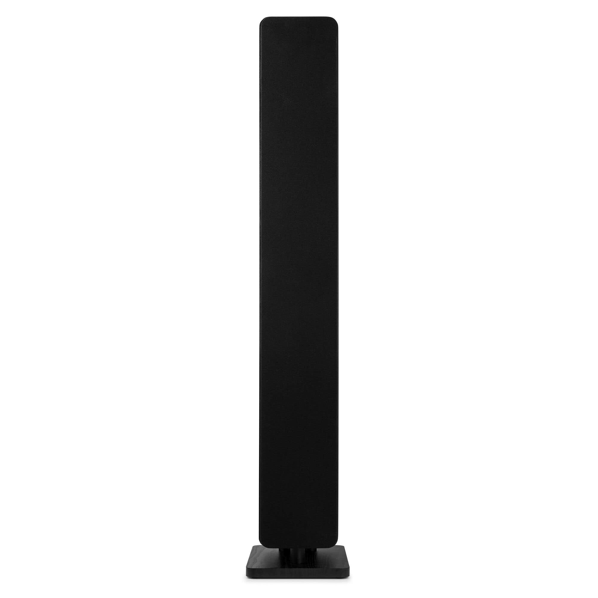 Un altavoz negro, alto y delgado, sobre una base rectangular sobre fondo blanco.