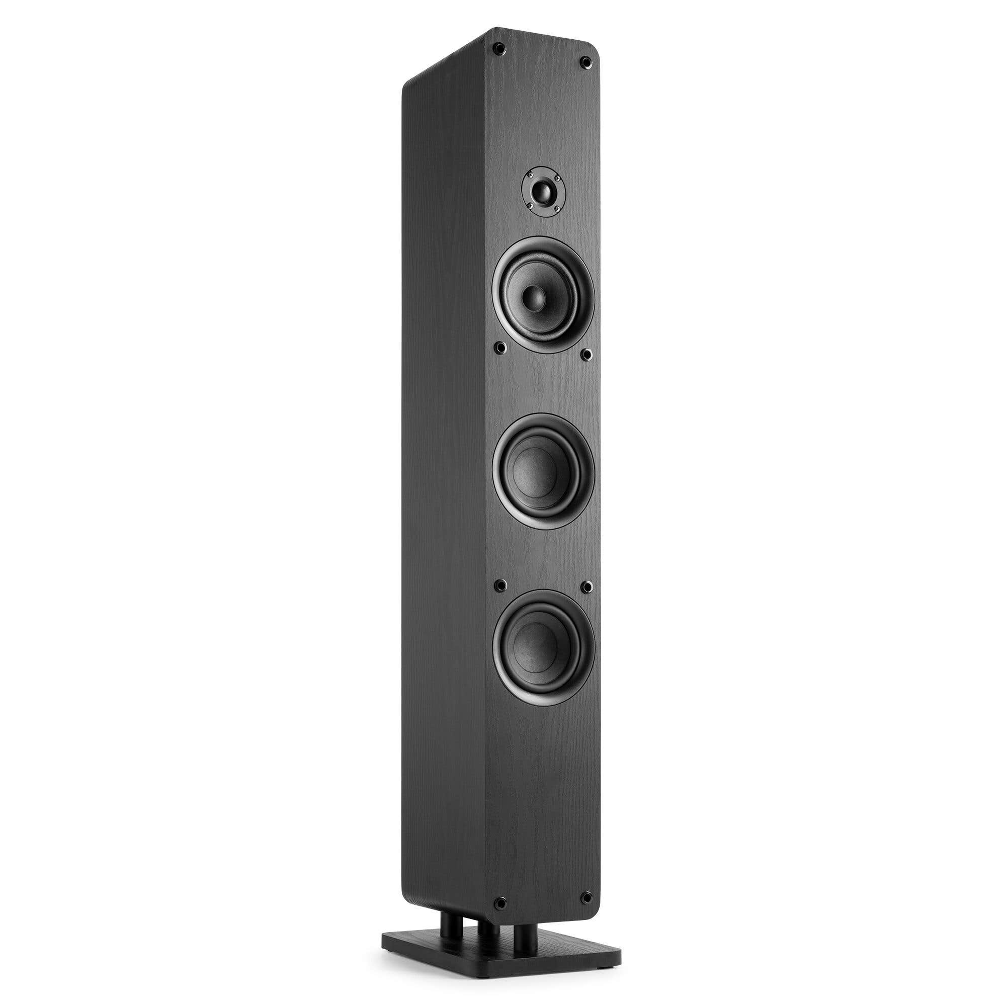 Un altavoz negro y alto con tres transductores y una base.