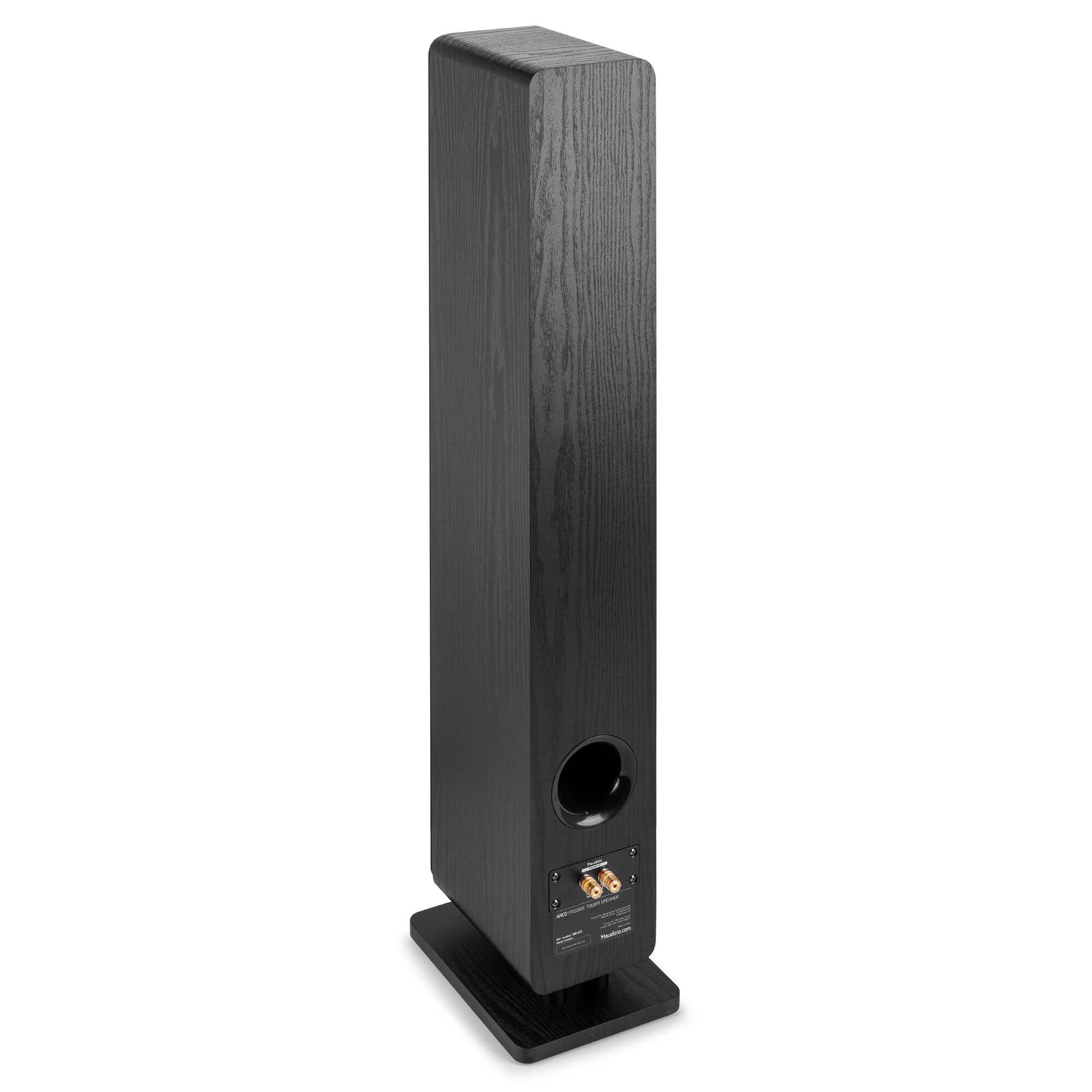 Altavoz de madera negro con parte superior redondeada y panel de conexión atrás.