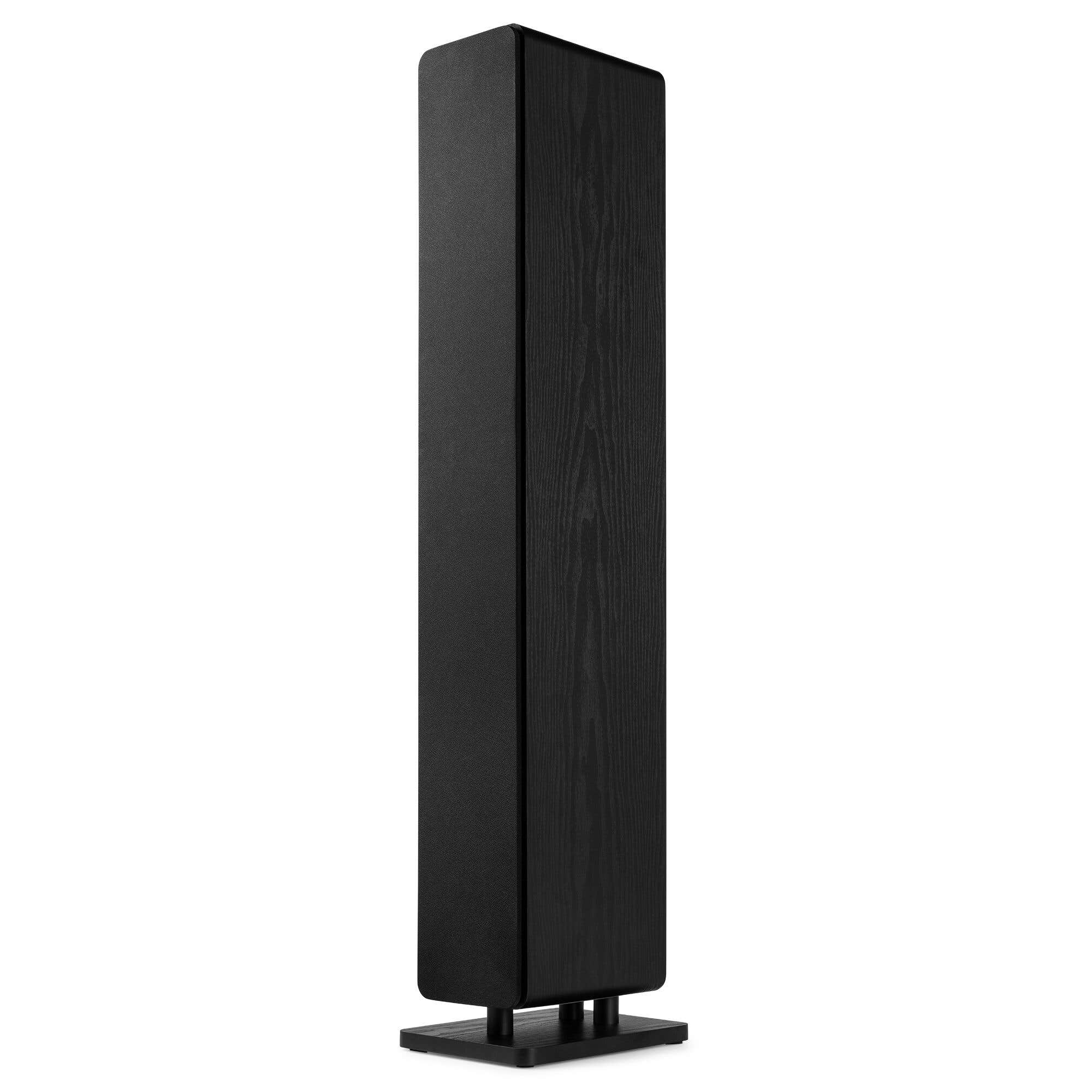 Un altavoz negro y alto con veta de madera se apoya en una base.