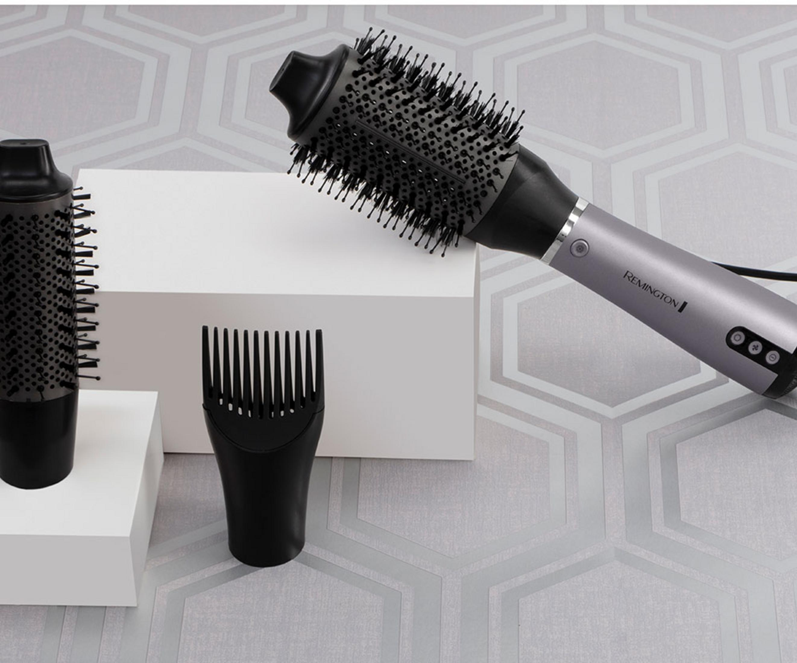 Asciugacapelli Remington argentato con accessorio a spazzola tonda e accessori neri.
