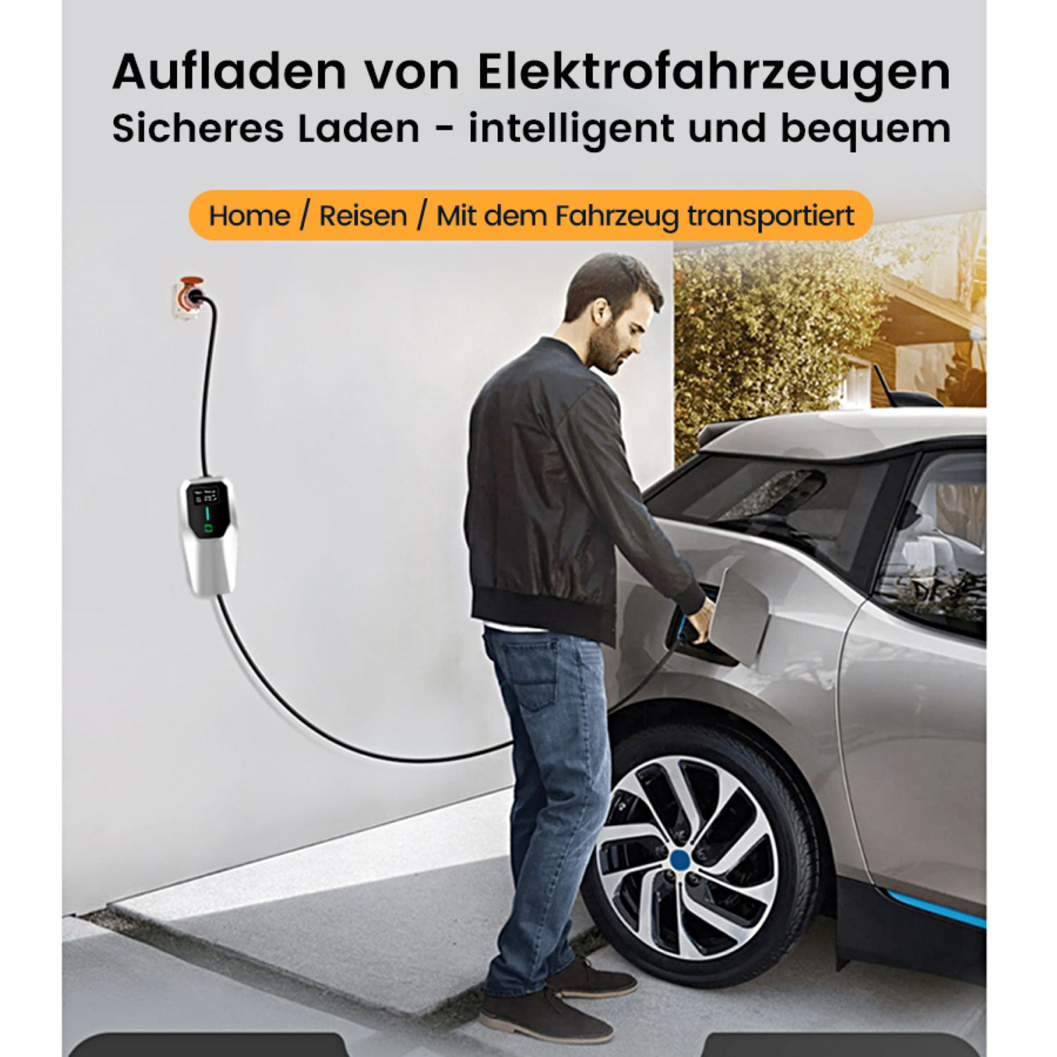 Mann lädt ein Elektroauto mit Wandladestation zu Hause.