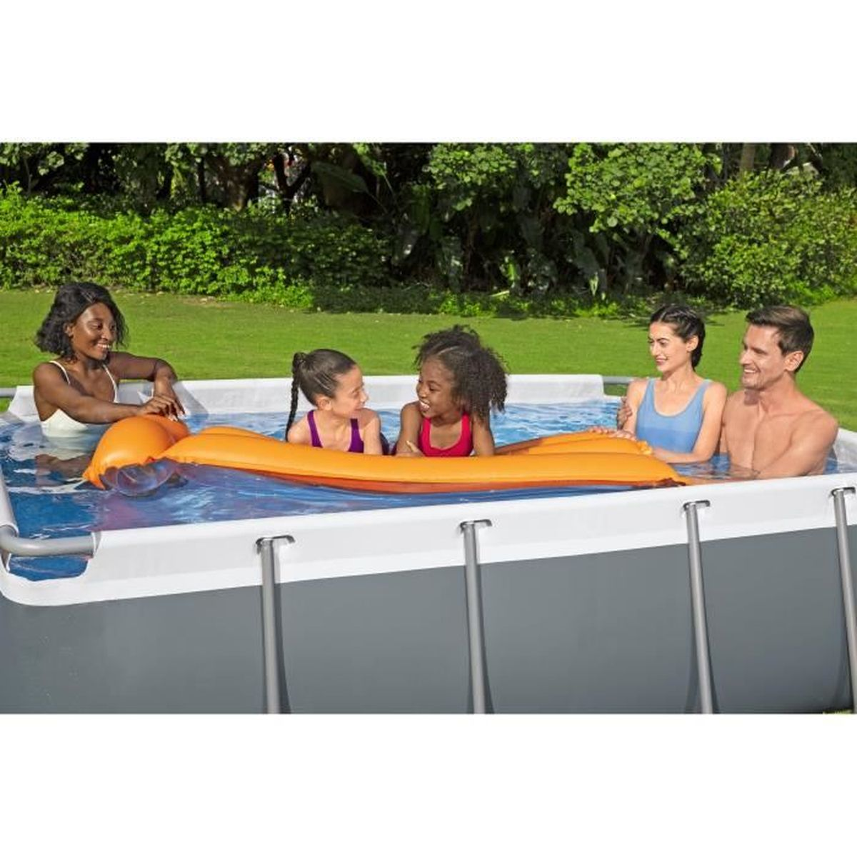 Fünf Personen in einem Pool mit einer orangen Luftmatratze. Grüne Bäume im Hintergrund.