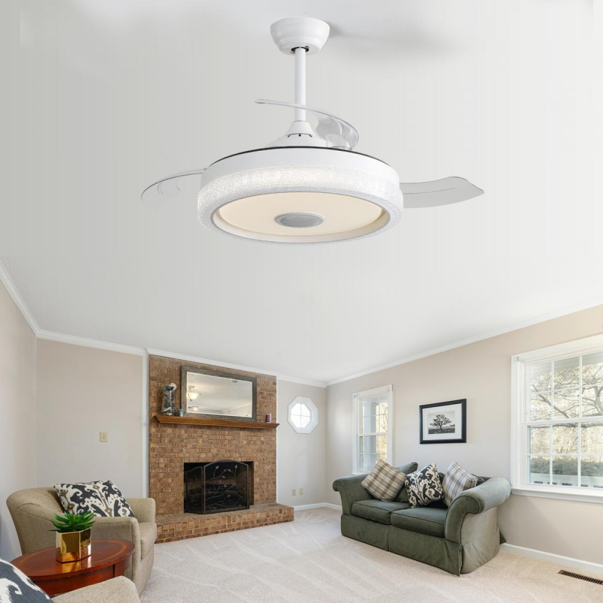 Ein moderner Deckenventilator mit Licht über einem Wohnzimmer mit Kamin und Sofa.