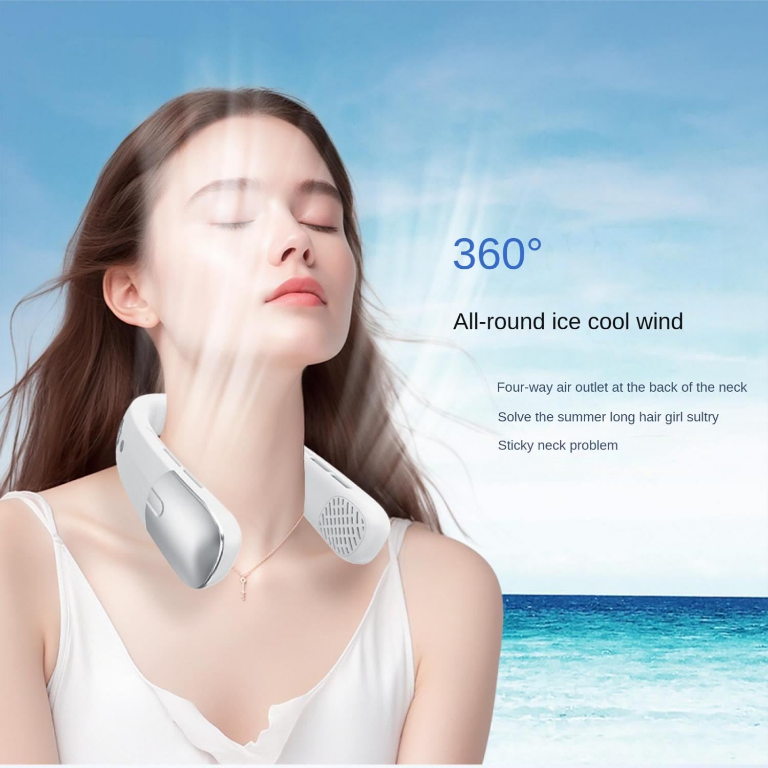 Frau mit Nackenventilator, blauer Himmel und Meer im Hintergrund.