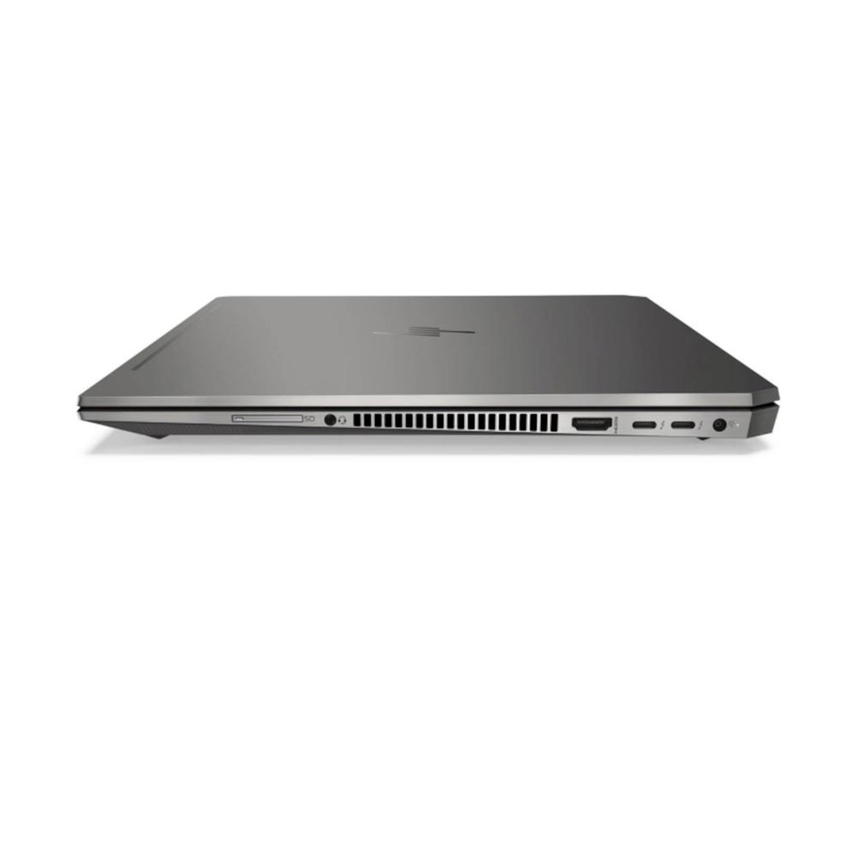 Zamknięty srebrny laptop, widoczne porty z boku, białe tło.