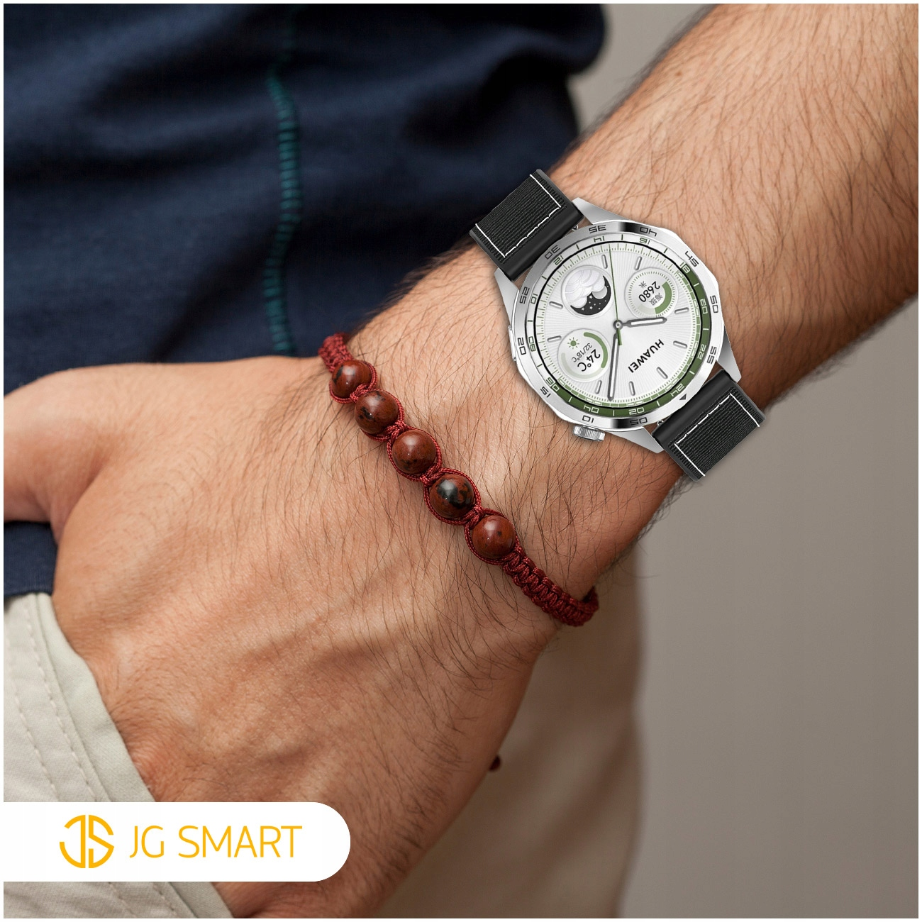 Mężczyzna nosi smartwatch Huawei i bransoletkę z koralików.