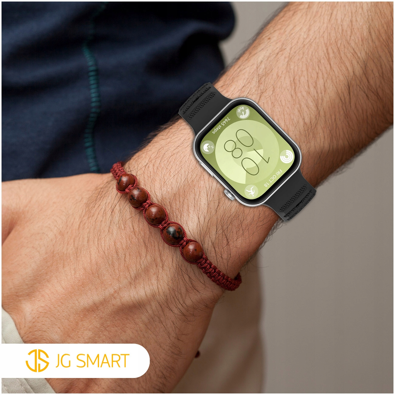 Mężczyzna nosi na nadgarstku czarny smartwatch i czerwoną bransoletkę z koralików.