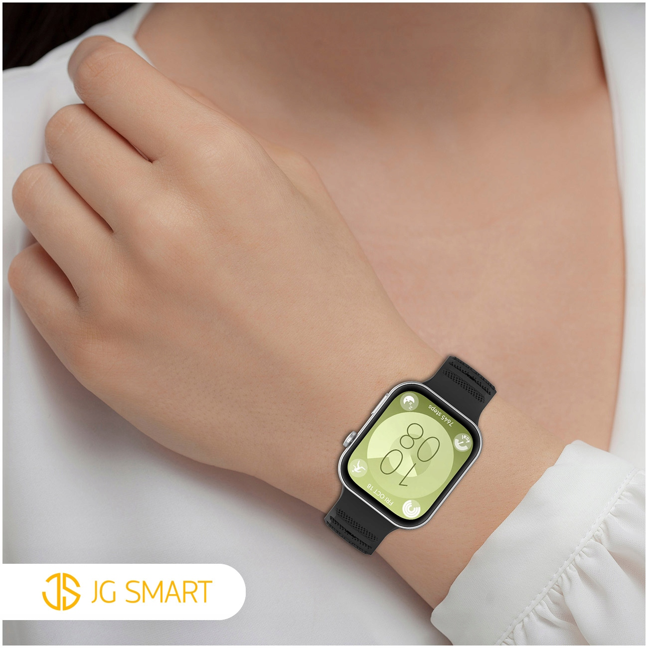 Lewy nadgarstek osoby nosi czarny smartwatch wyświetlający godzinę i kroki. Tarcza zegarka jest jasnozielona.