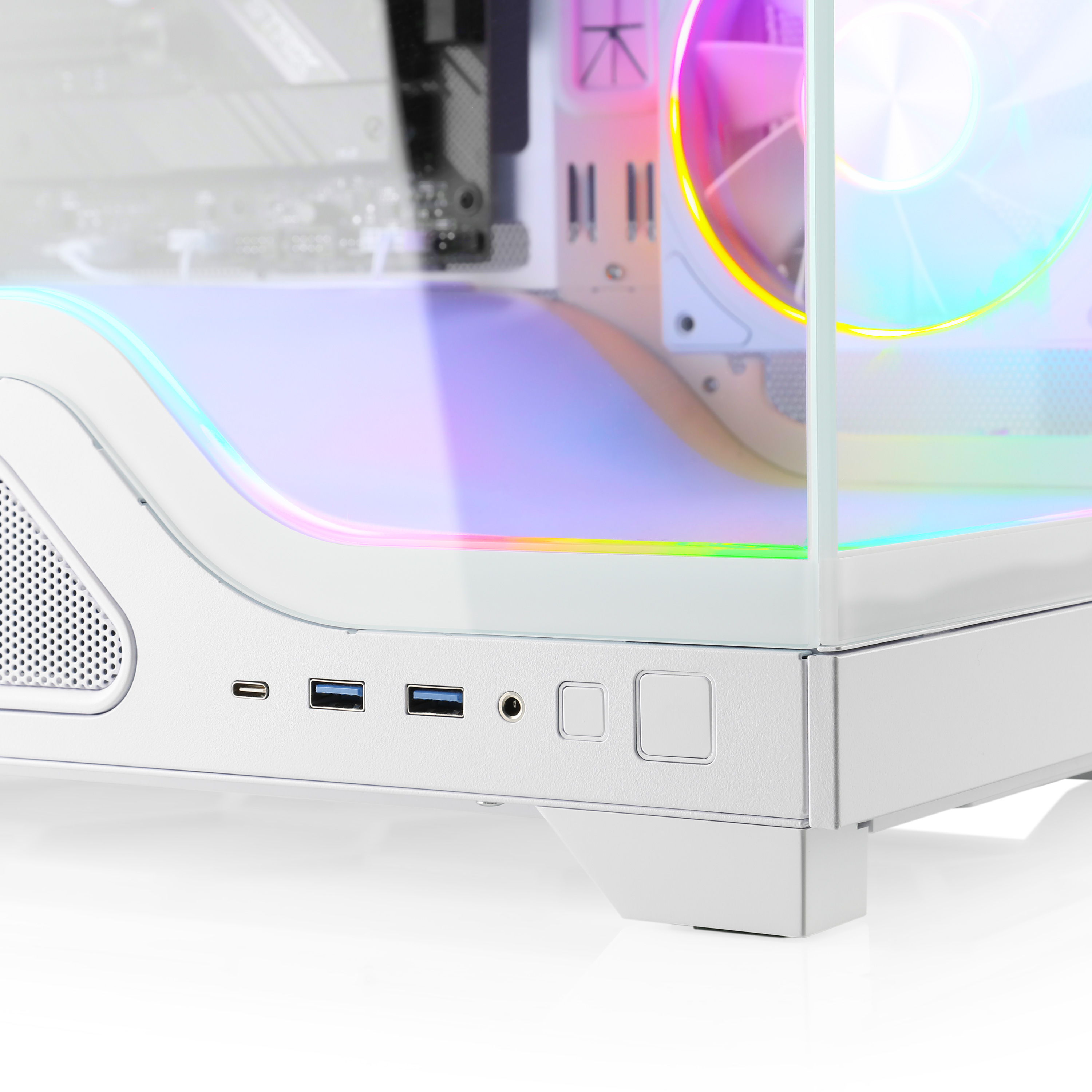 Weiße PC-Gehäuse mit vorderen USB-Anschlüssen, Audiobuchse und Netzschaltern. RGB-Beleuchtung sichtbar.