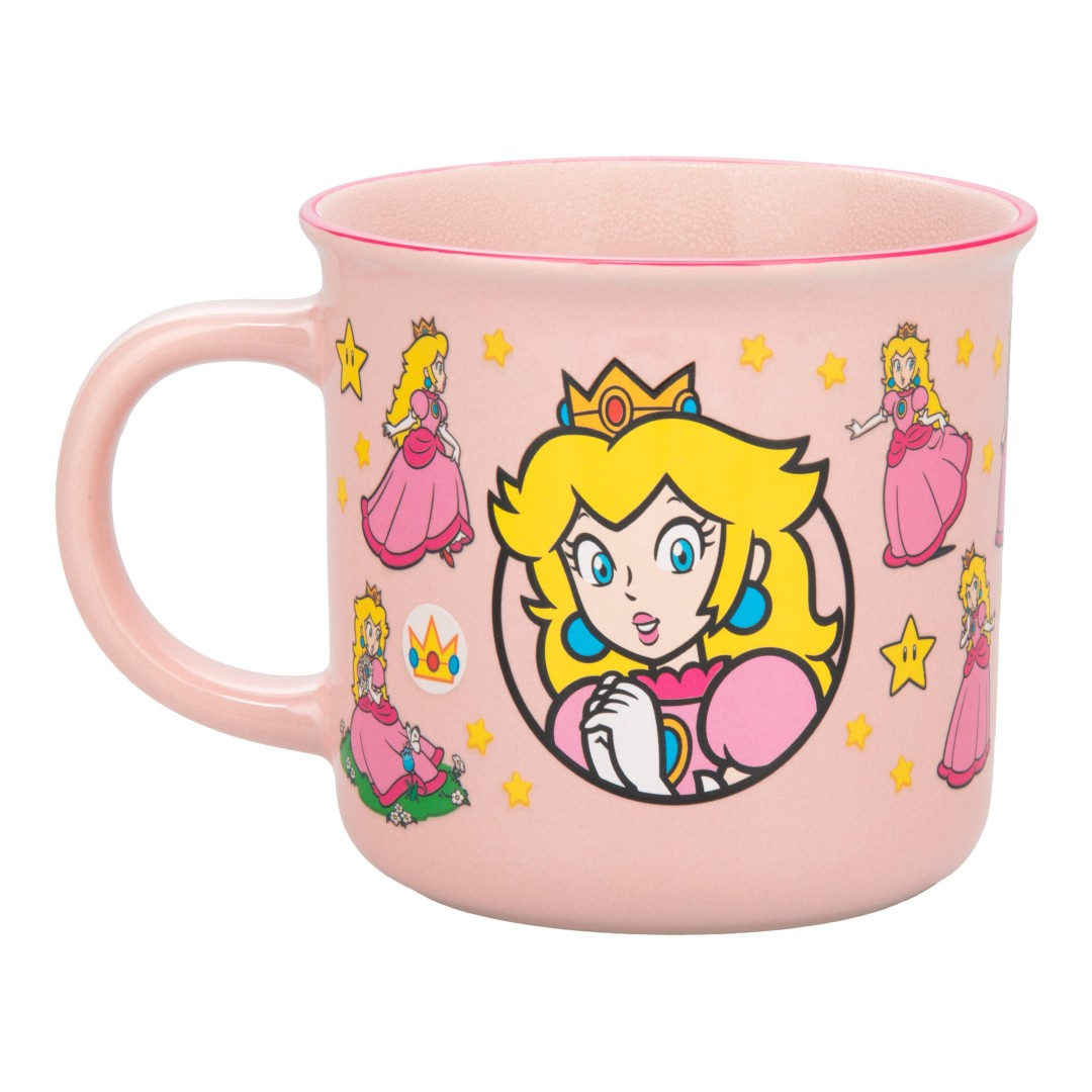 Różowy kubek z wizerunkami Księżniczki Peach i żółtymi gwiazdkami. Księżniczka Peach ma na sobie różową sukienkę.