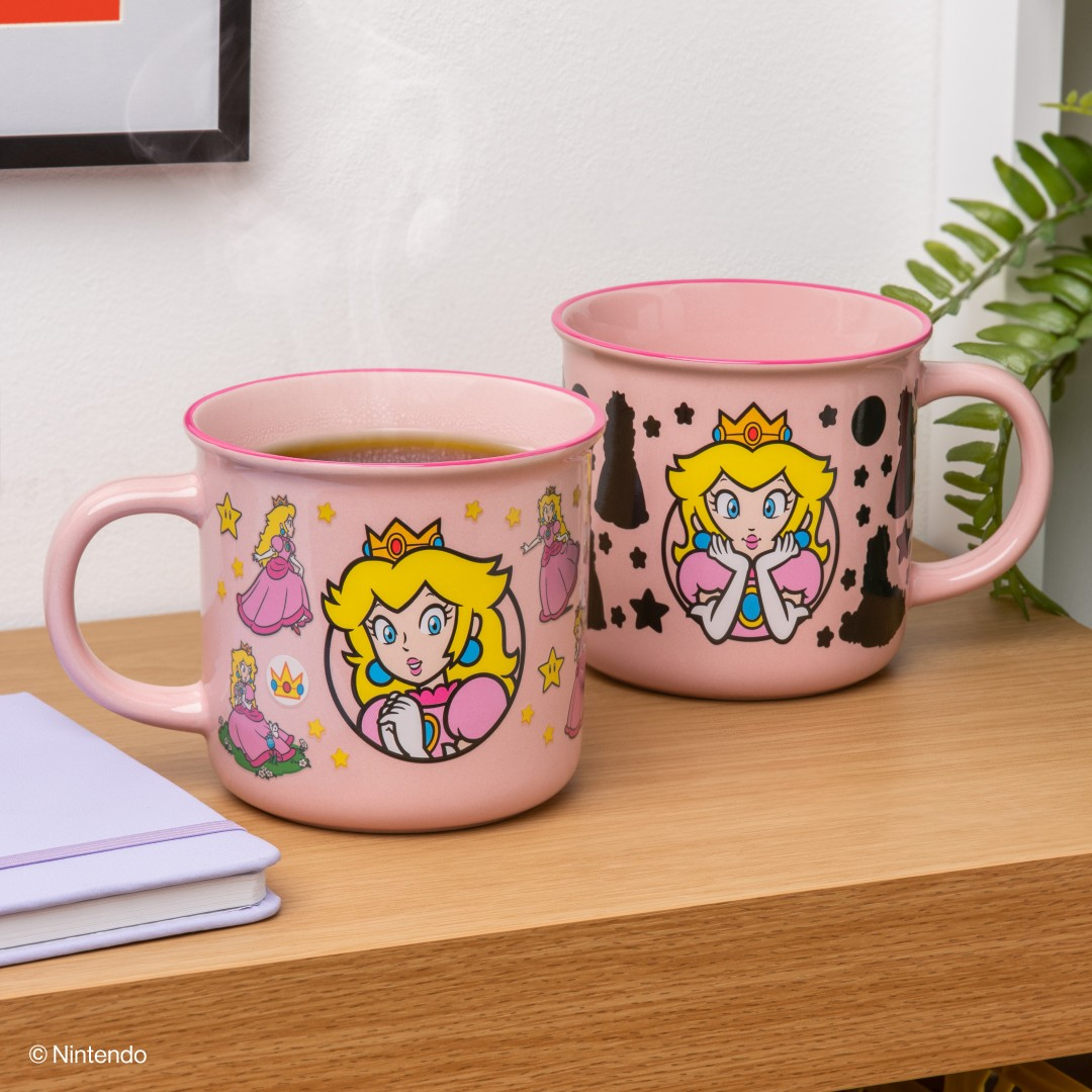Dwa różowe kubki ozdobione Księżniczką Peach i figurami szachowymi.