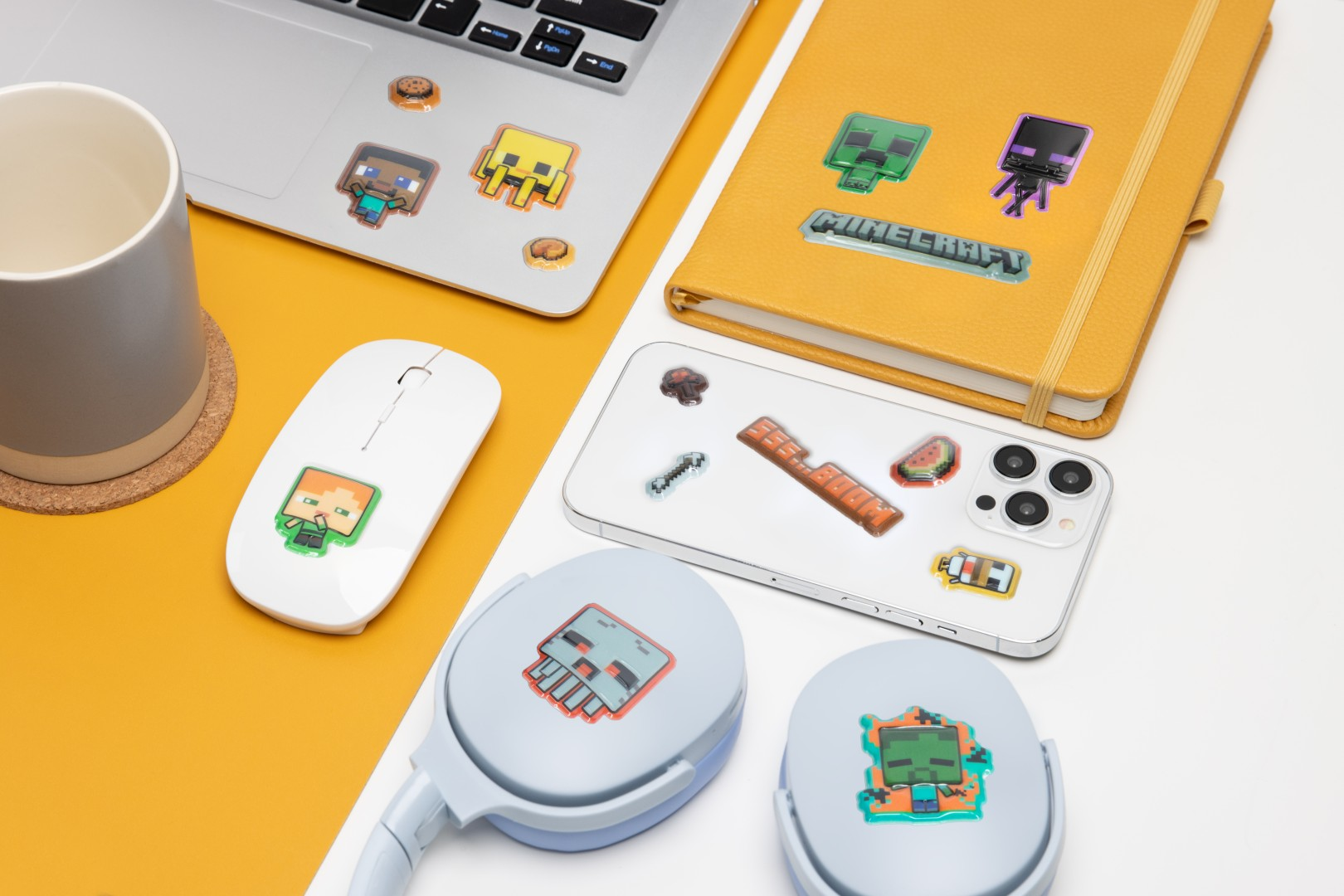 Naklejki Minecraft na laptopie, telefonie, notatniku i słuchawkach.